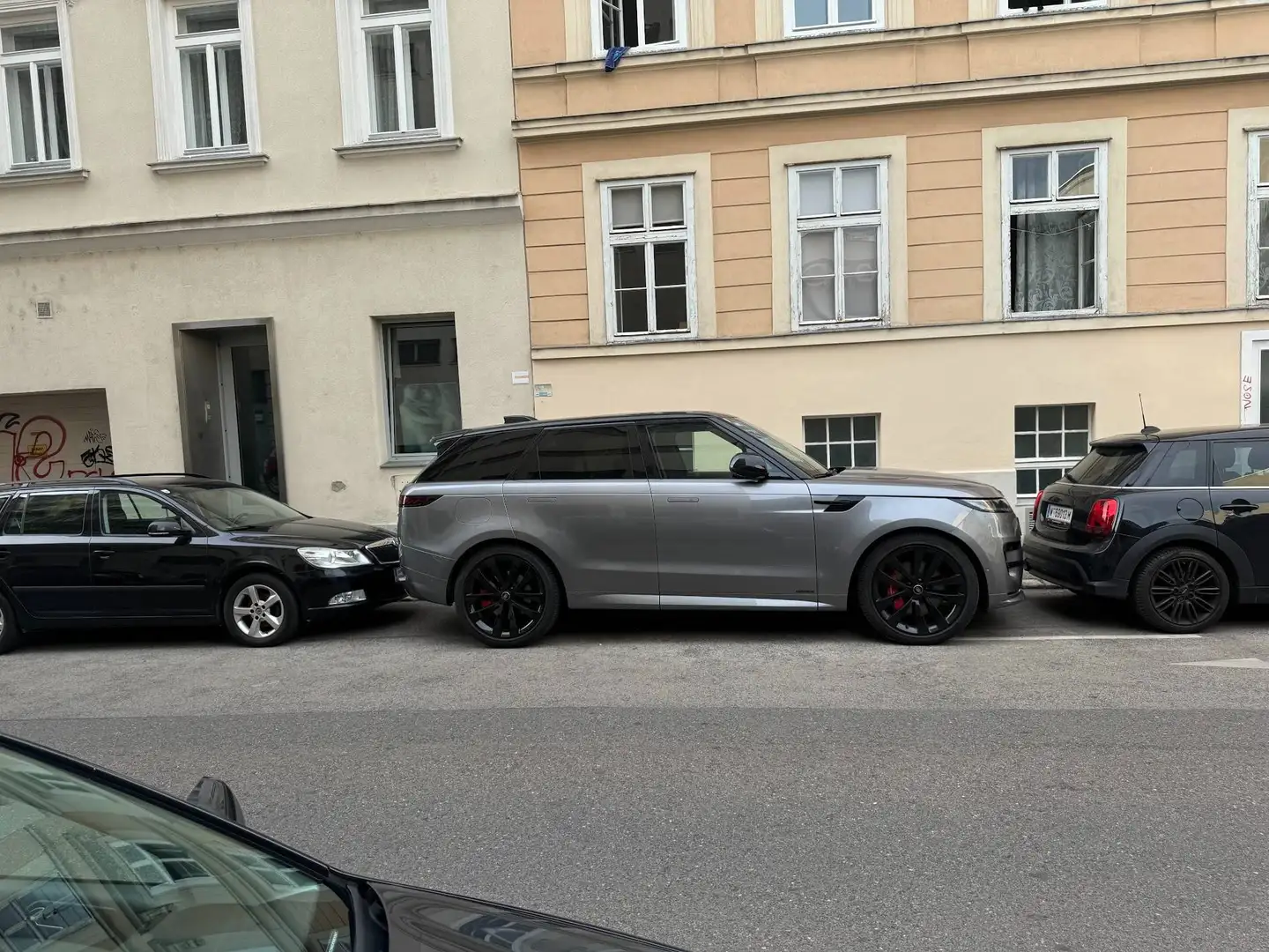 Land Rover Range Rover Sport P510e Autobiography | 23" + 22" Alufelgen + Reifensatz | Black pack | Winter pack | LP: 153k EUR Grau - 2