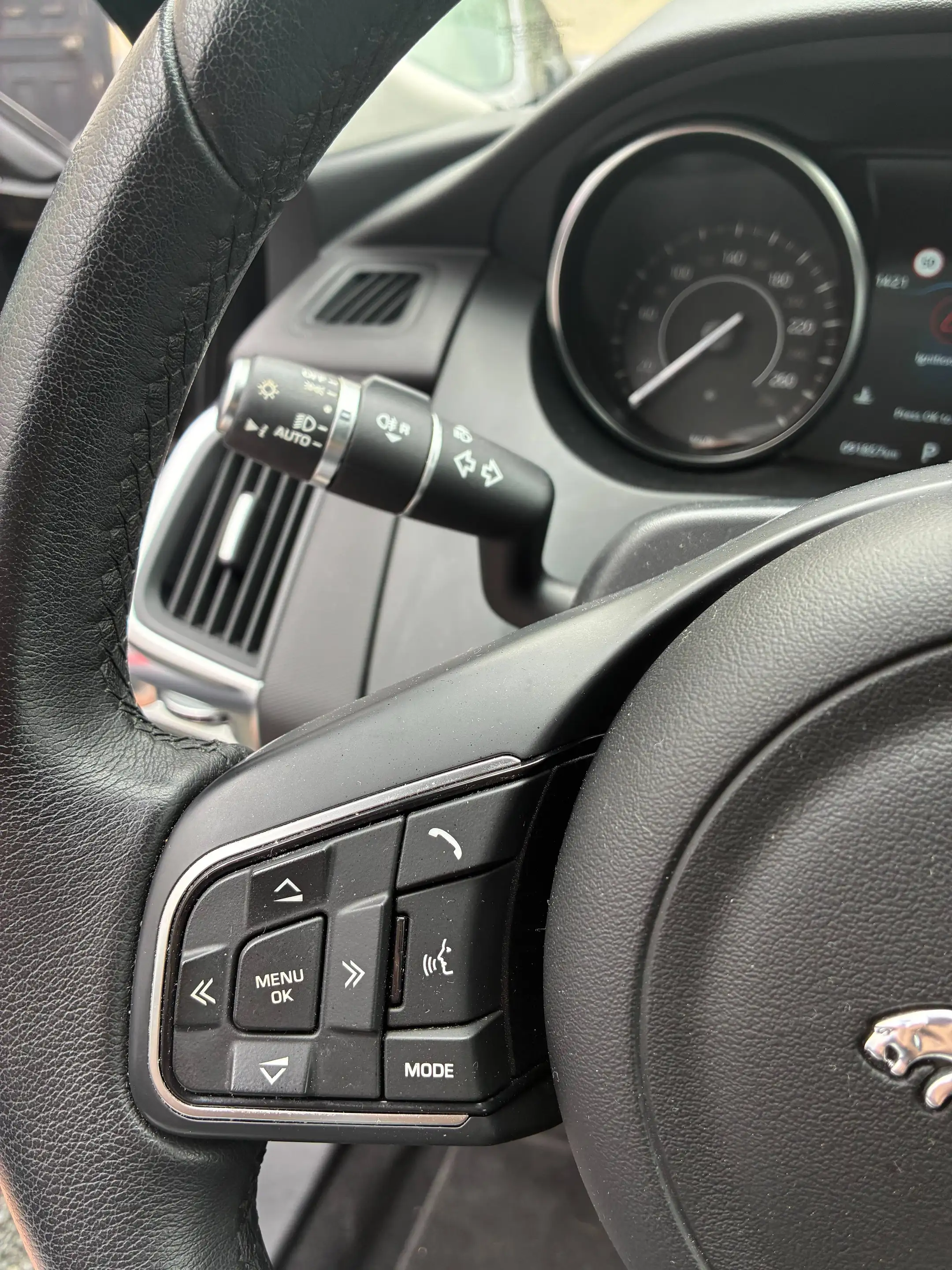 Jaguar E-Pace E-Pace 2.0 T AUT. AWD (4X4) — photo 15