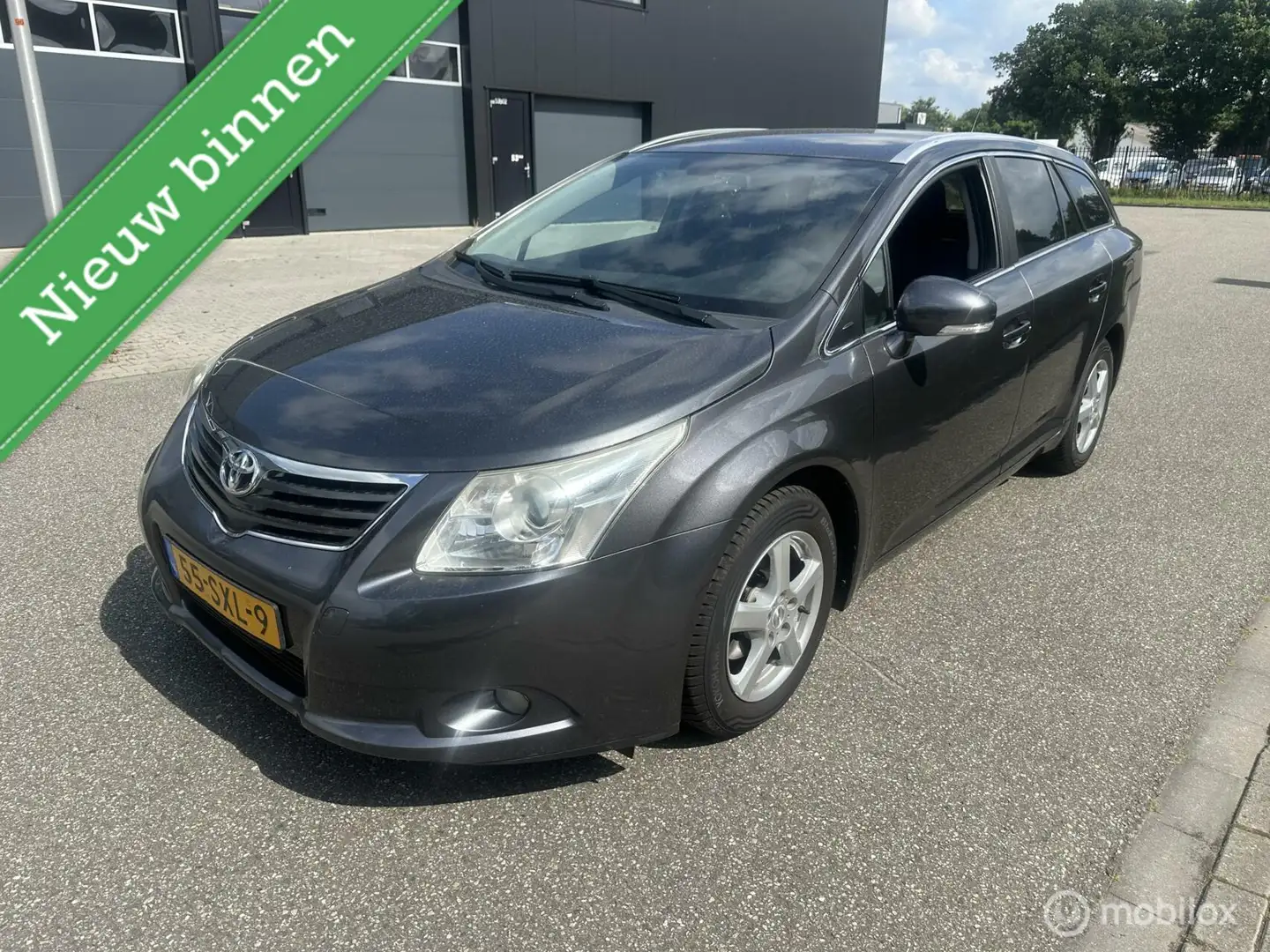 Toyota Avensis 1.8 VVTi Business Grijs - 1