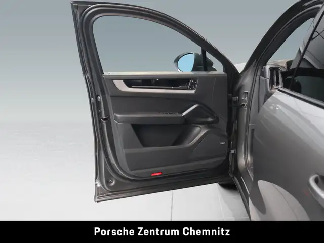 Porsche Cayenne view 10