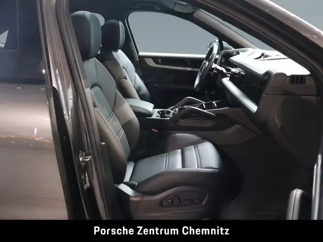 Porsche Cayenne view 13