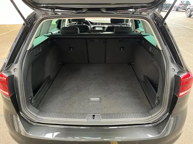 Volkswagen Passat view 11