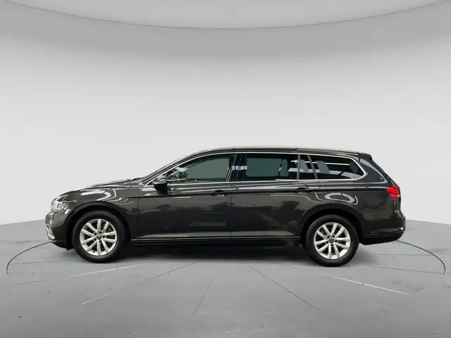 Volkswagen Passat view 3