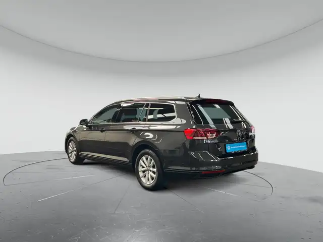 Volkswagen Passat view 4