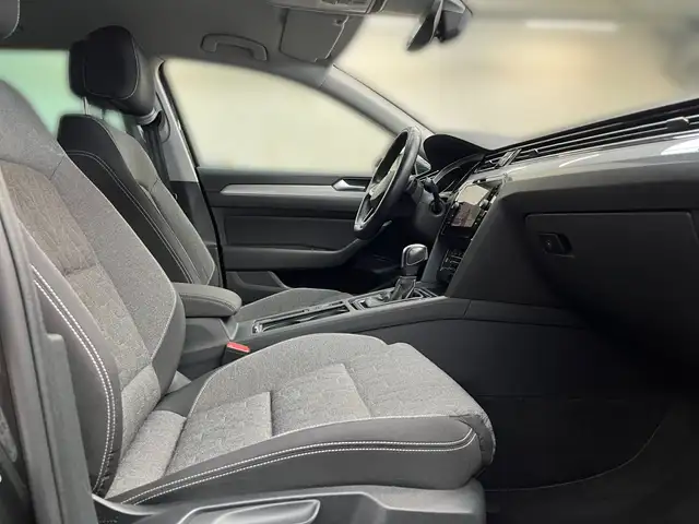 Volkswagen Passat view 10