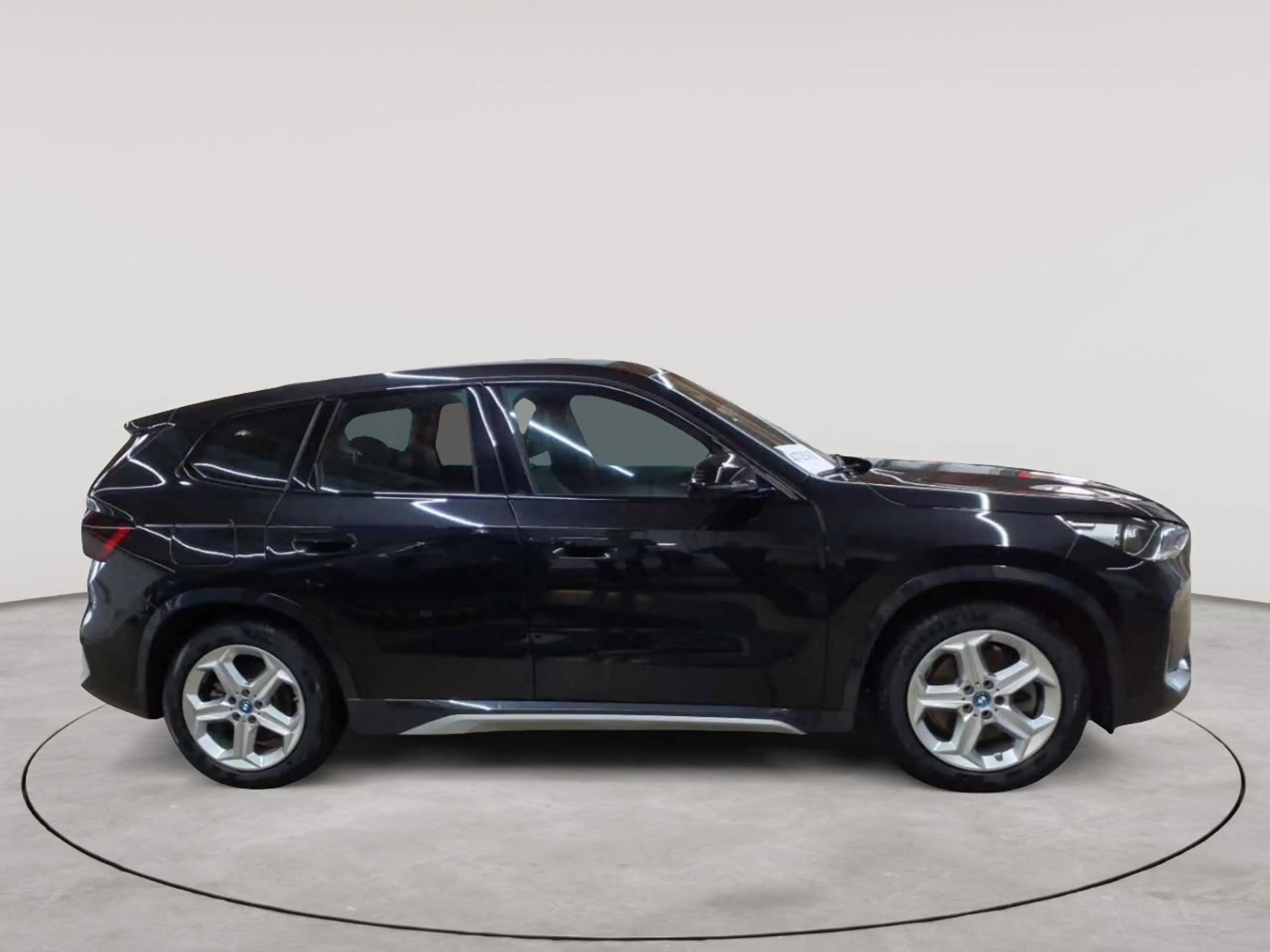 BMW iX1 xDrive30 xLine — photo 3