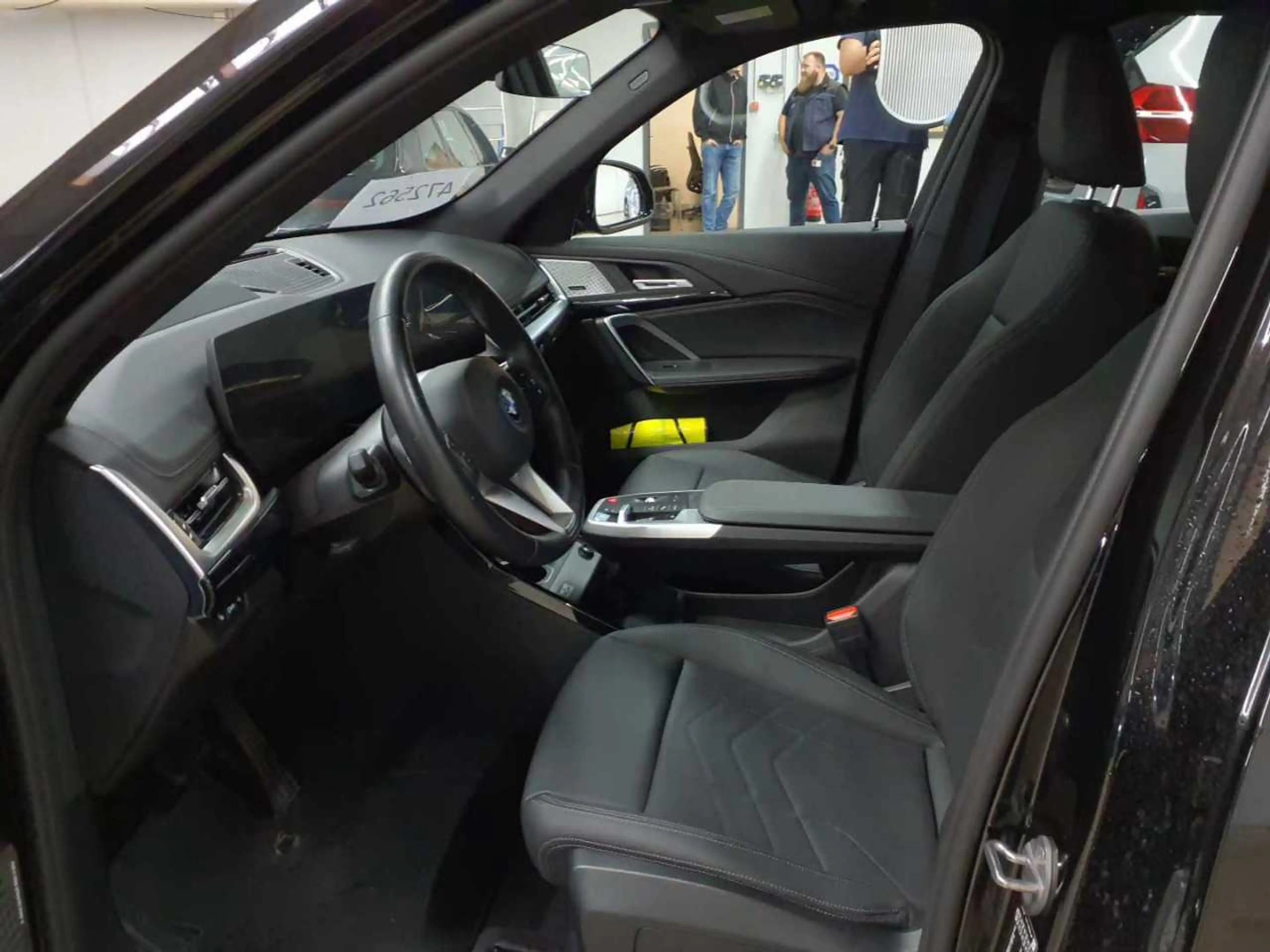 BMW iX1 xDrive30 xLine — photo 7