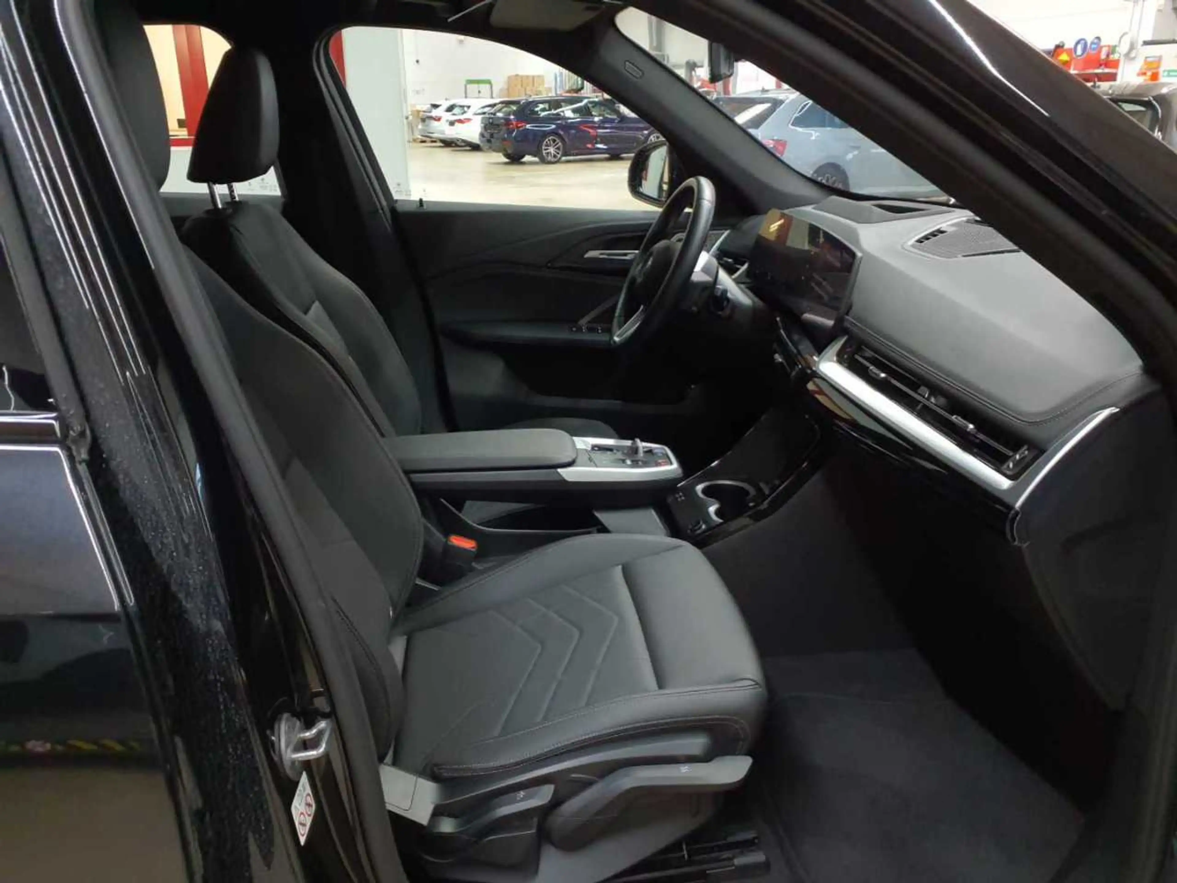 BMW iX1 xDrive30 xLine — photo 8