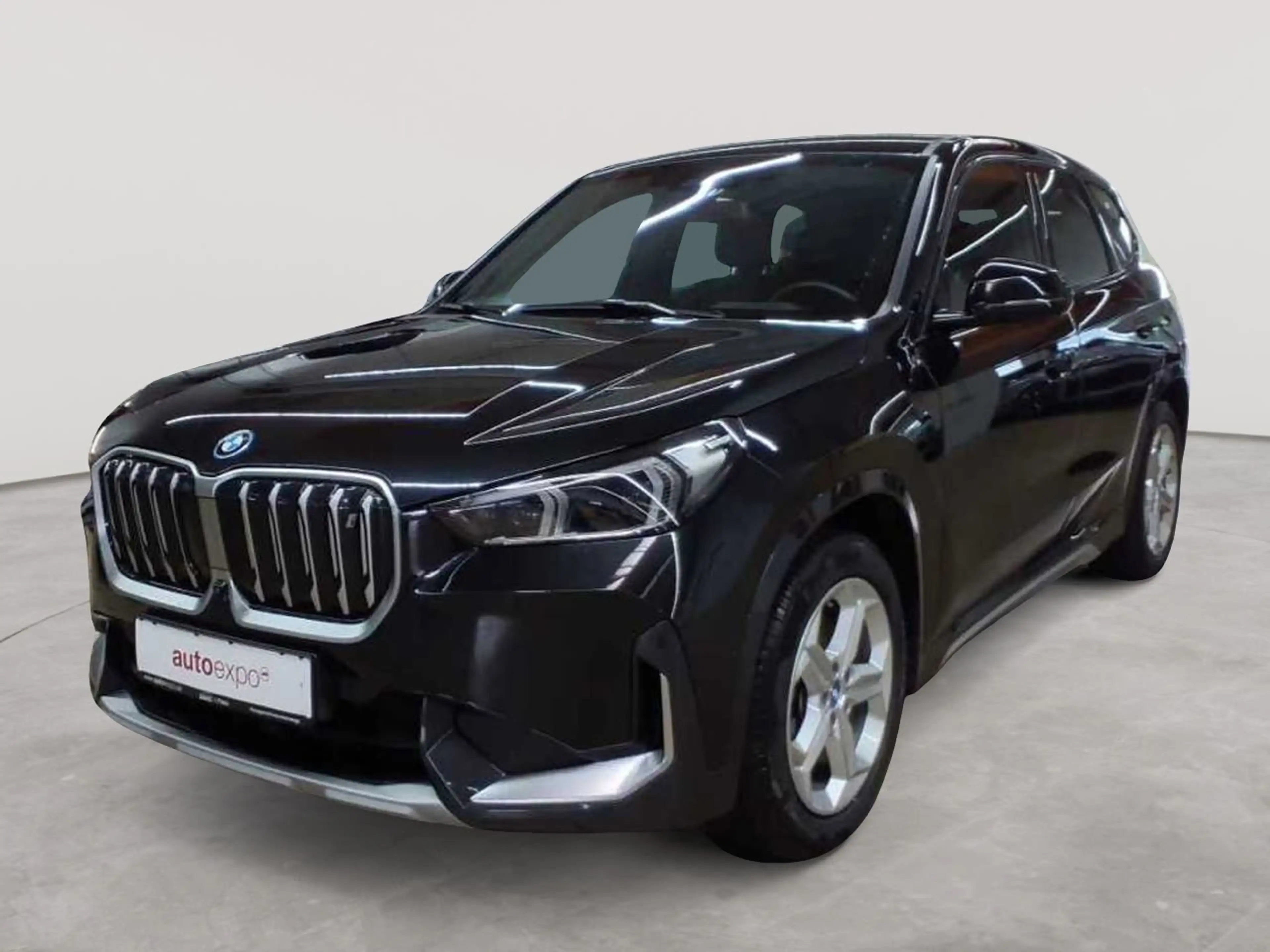 BMW iX1 xDrive30 xLine — photo 2