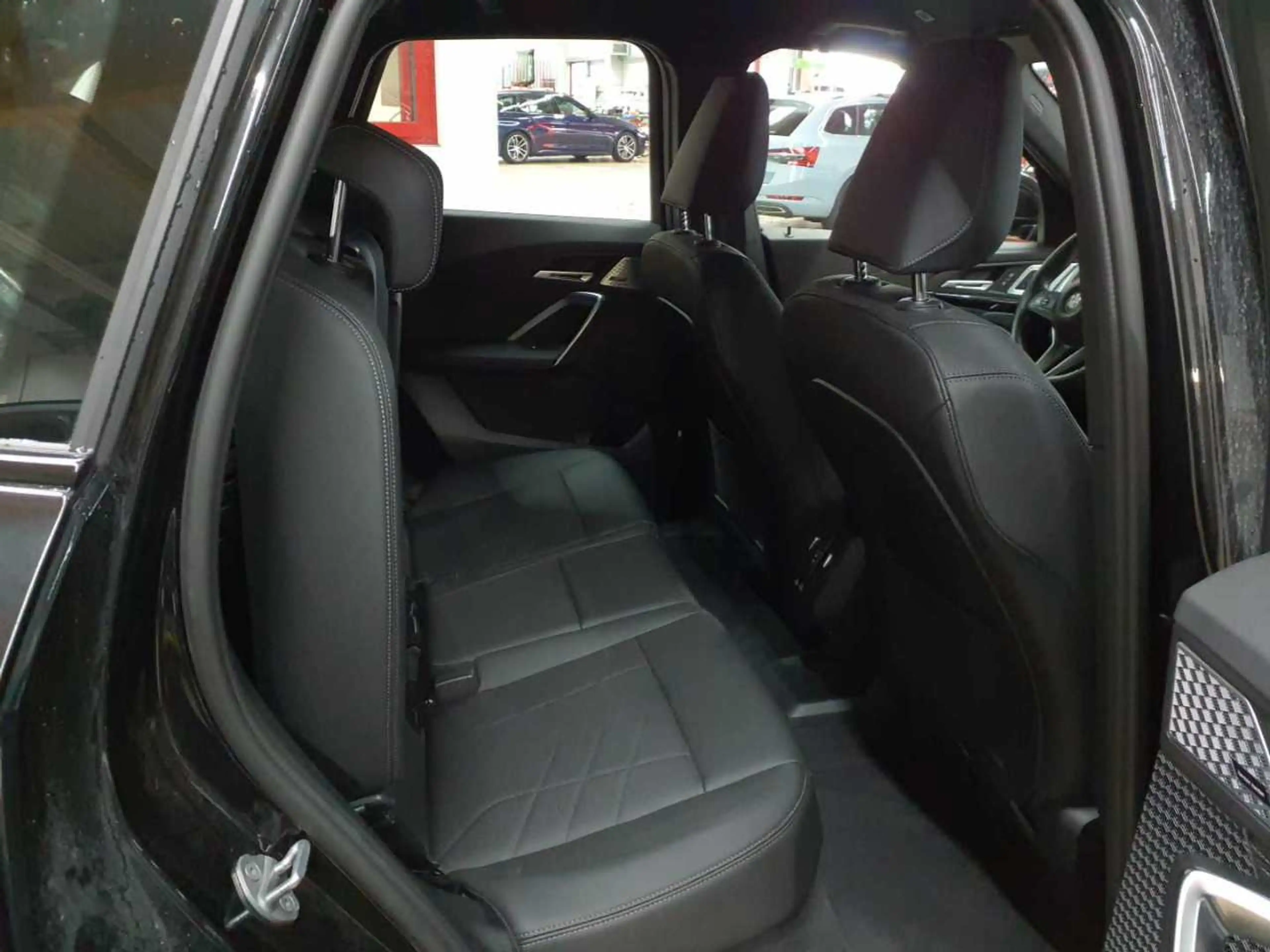 BMW iX1 xDrive30 xLine — photo 14