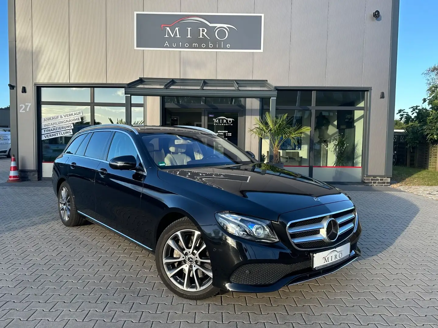 Mercedes-Benz E 220 d 4MATIC T All-Terrain Autom. Schwarz - 1