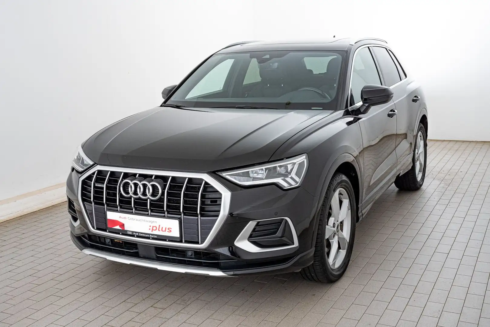 Audi Q3 advanced 40 TFSI qu. S tr. STDHZG LED NAVI PA Zwart - 2