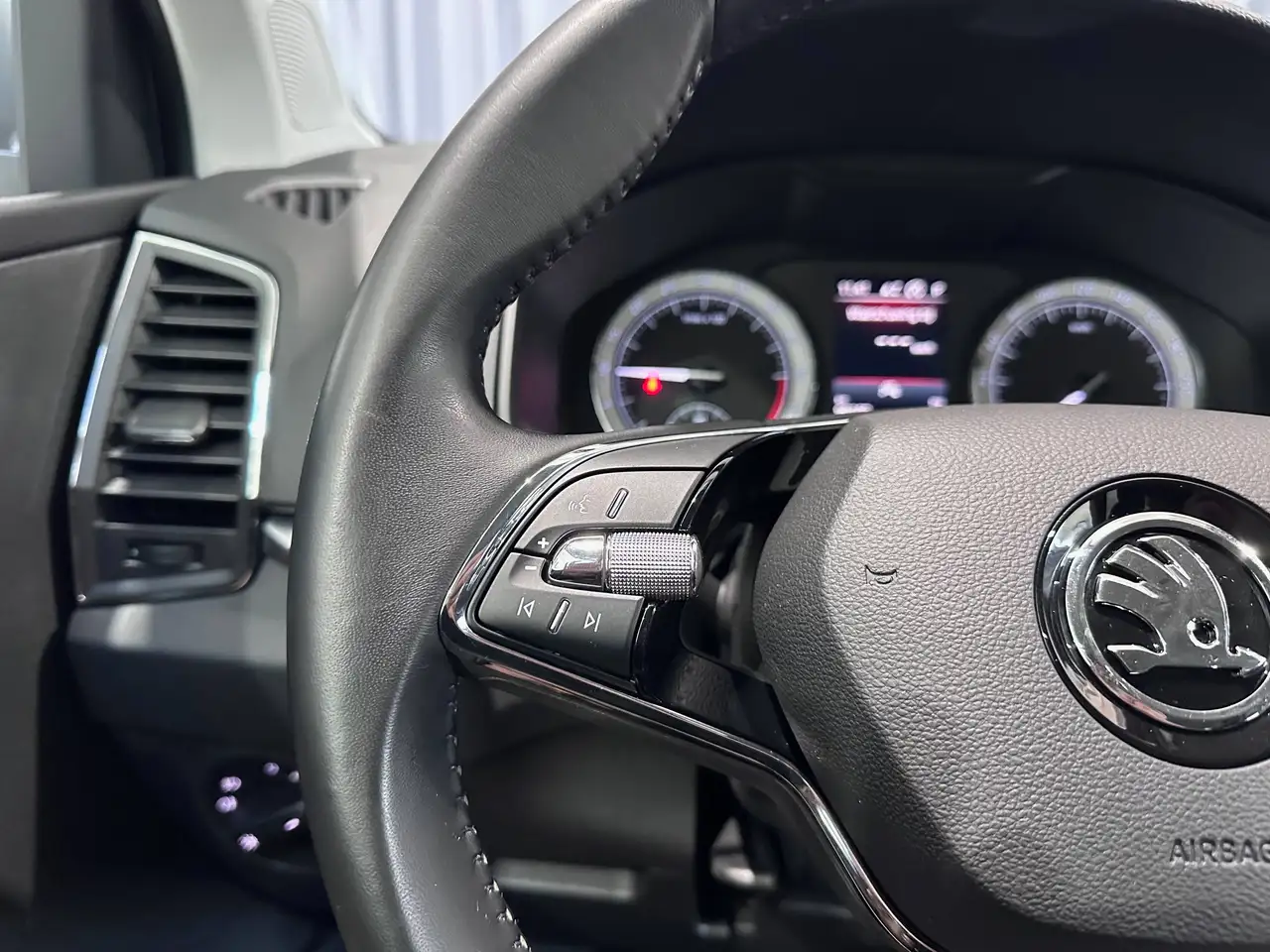 Skoda Karoq 2.0 CR TDi SCR 4x4 DSG *NAVI*CAMERA*LED*TREKHAAK*APPLE CARPLAY*, миниатюра 17