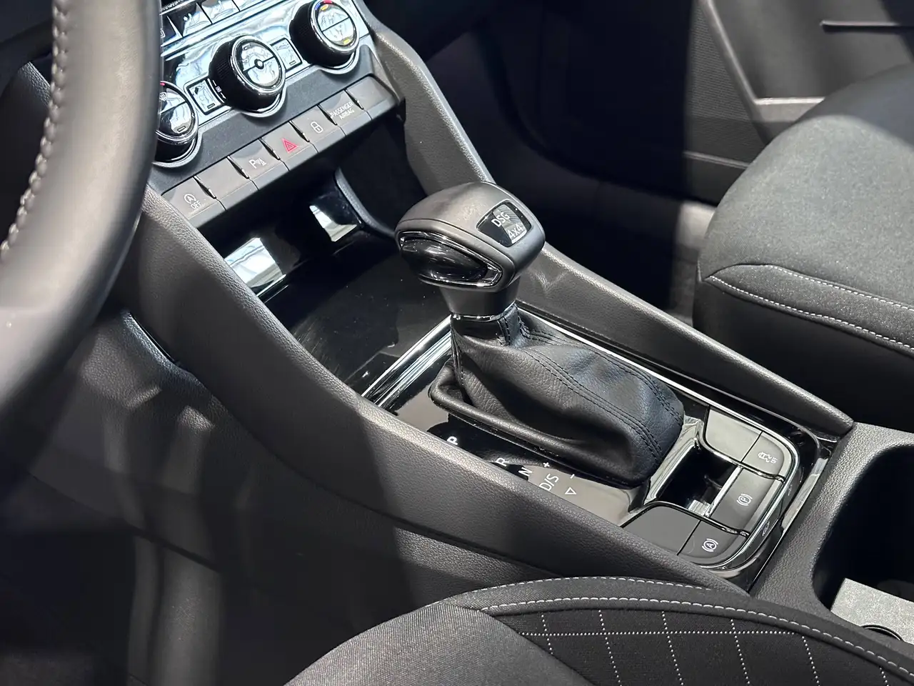 Skoda Karoq 2.0 CR TDi SCR 4x4 DSG *NAVI*CAMERA*LED*TREKHAAK*APPLE CARPLAY*, миниатюра 21