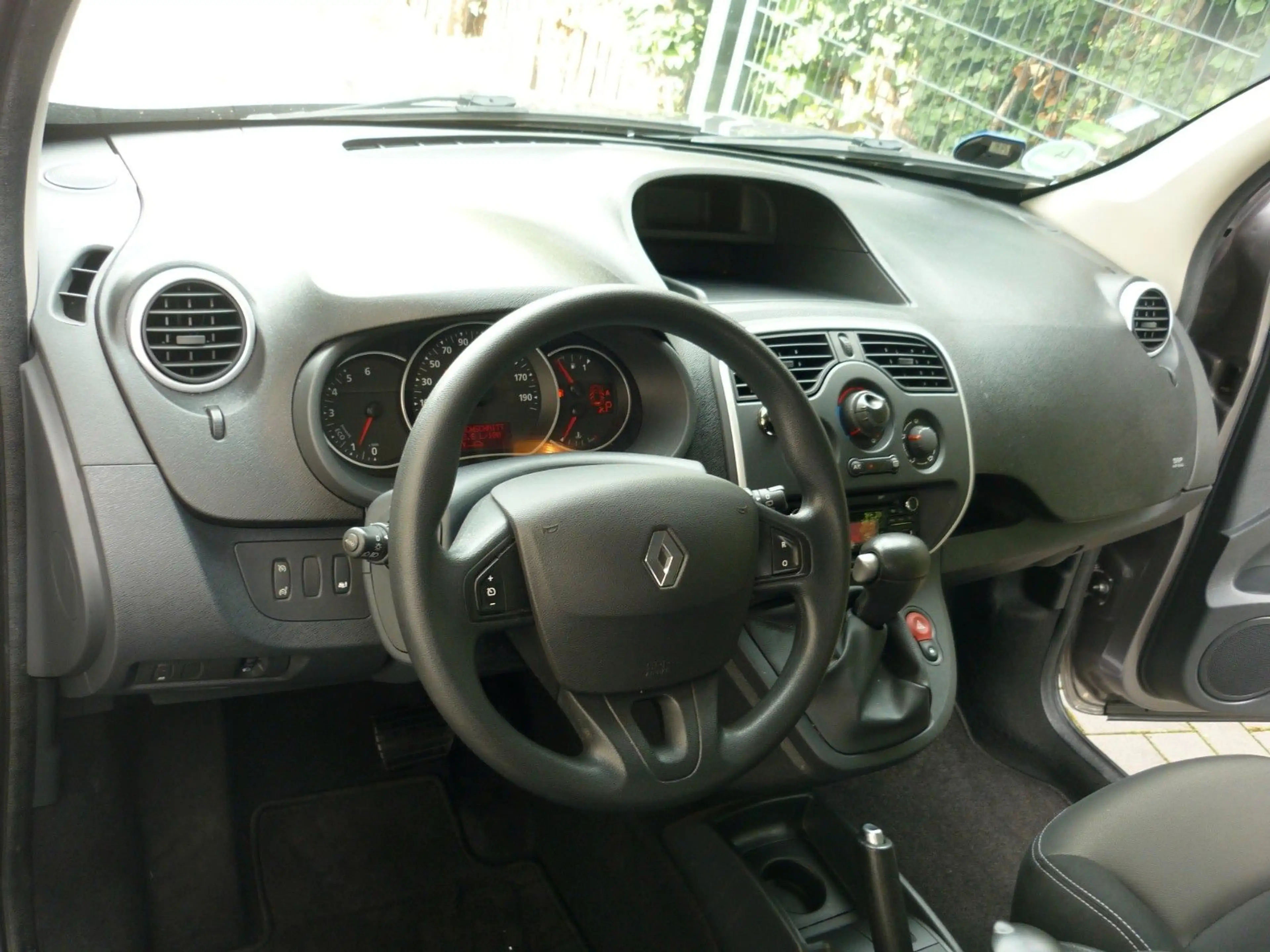 Renault Kangoo KANGOO MAXI+110 DCI+AUTOMATIK+7 SITZER+AHK+1HD ! — photo 8