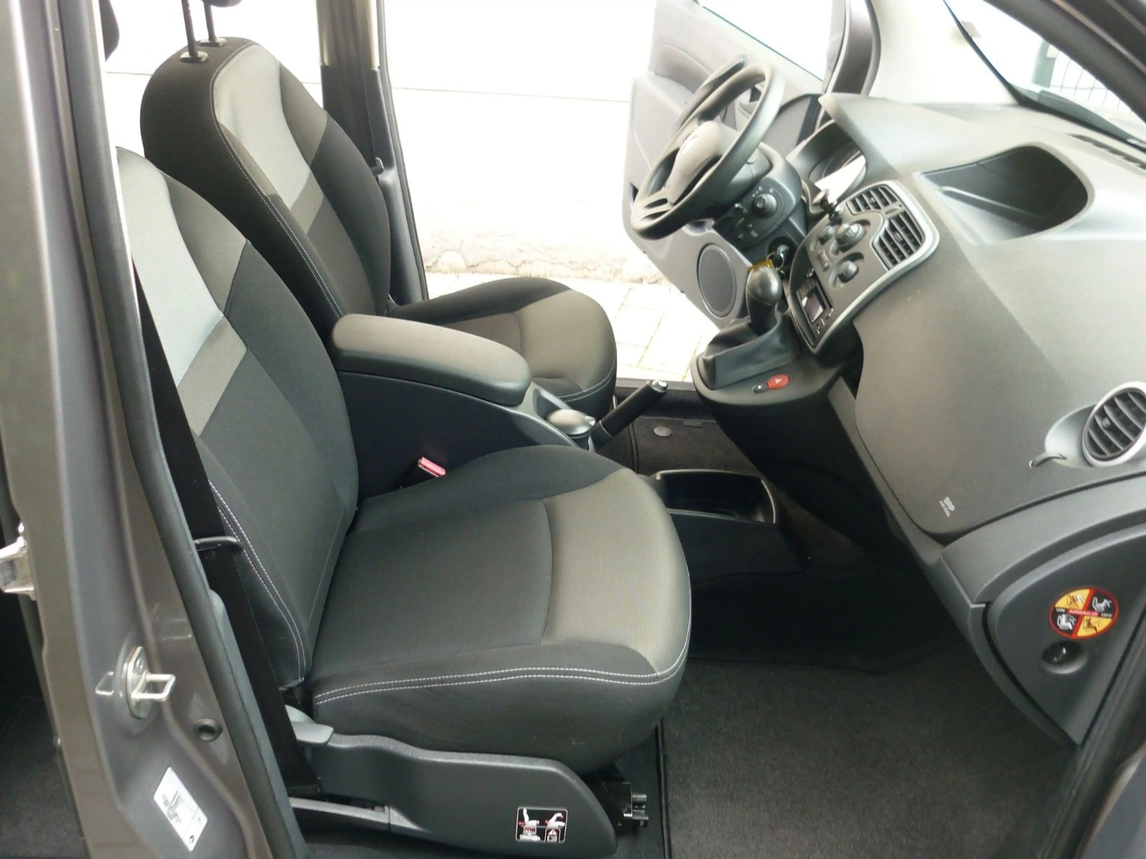 Renault Kangoo KANGOO MAXI+110 DCI+AUTOMATIK+7 SITZER+AHK+1HD ! — photo 7