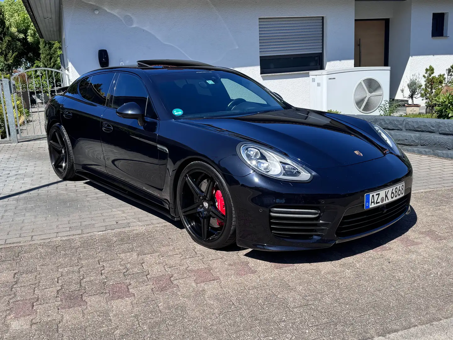 Porsche Panamera GTS Schwarz - 2