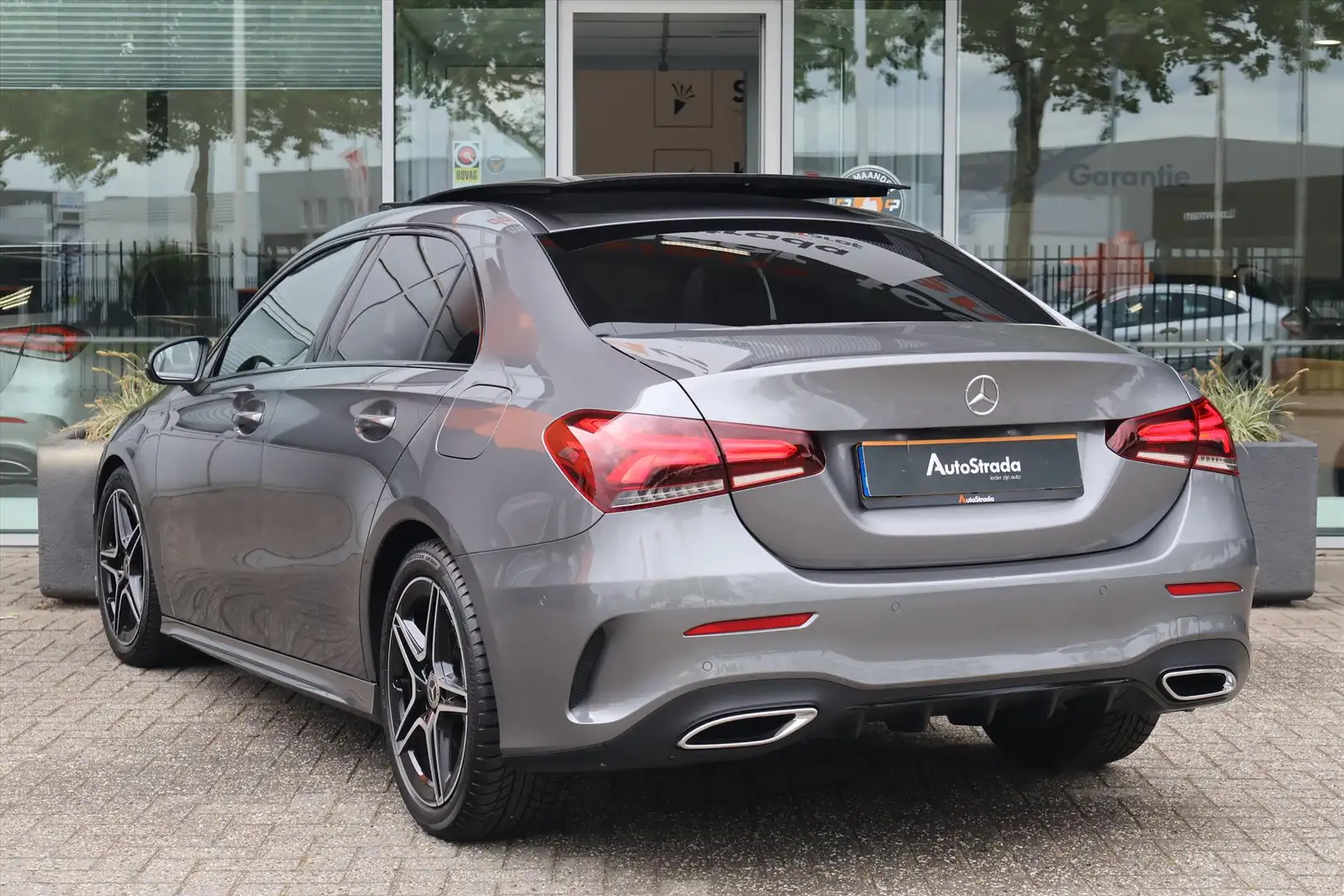 Mercedes-Benz A 200 Limousine A200 AMG-LINE 163pk I Panorama I Sfeerve Grijs - 2
