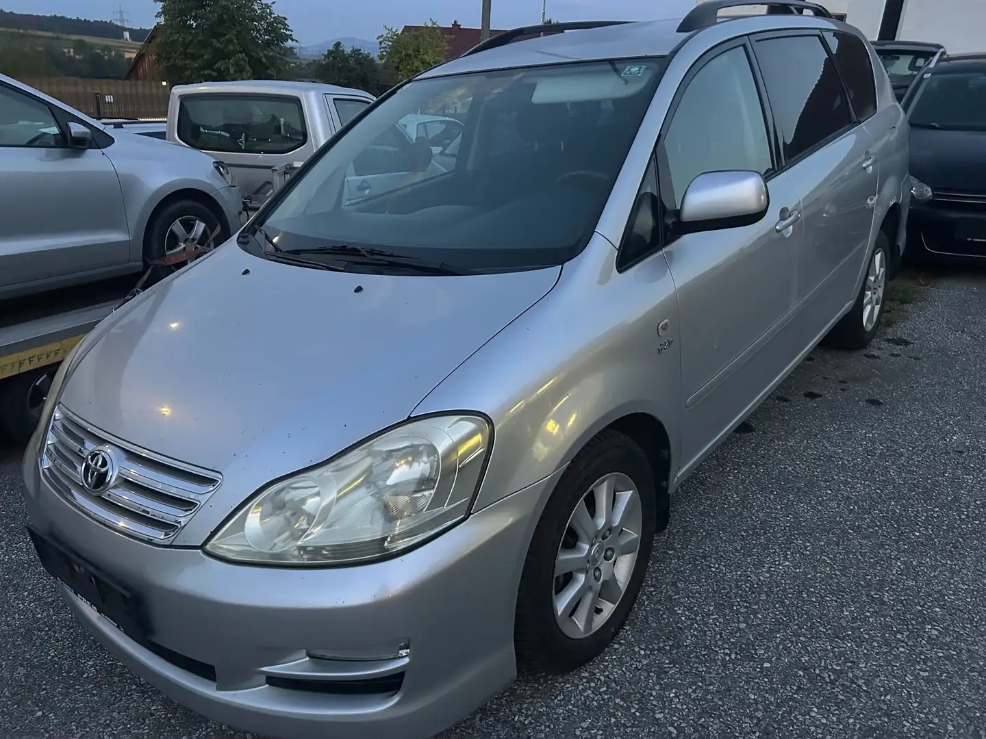 Toyota Avensis Verso - 1