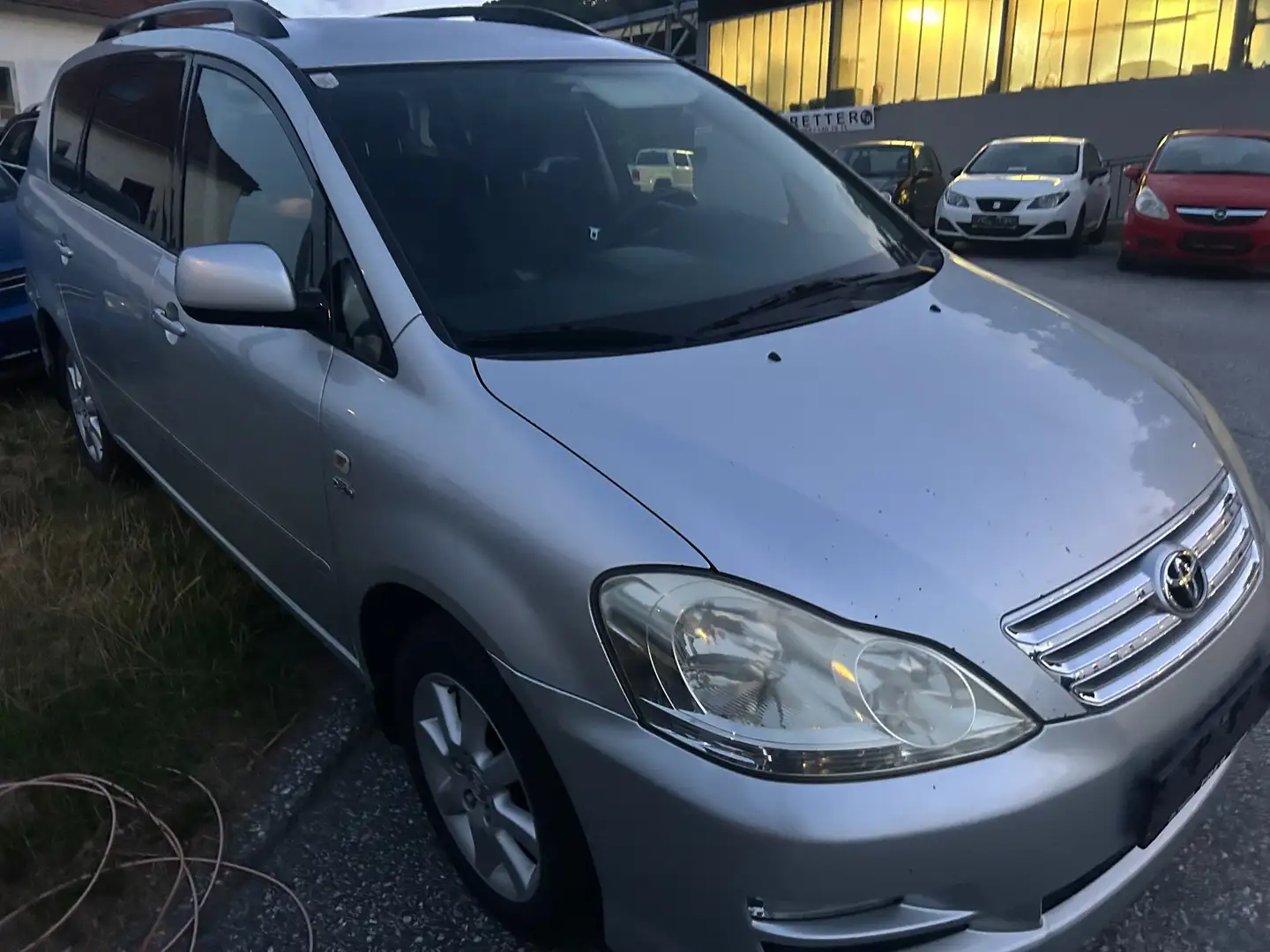 Toyota Avensis Verso - 2