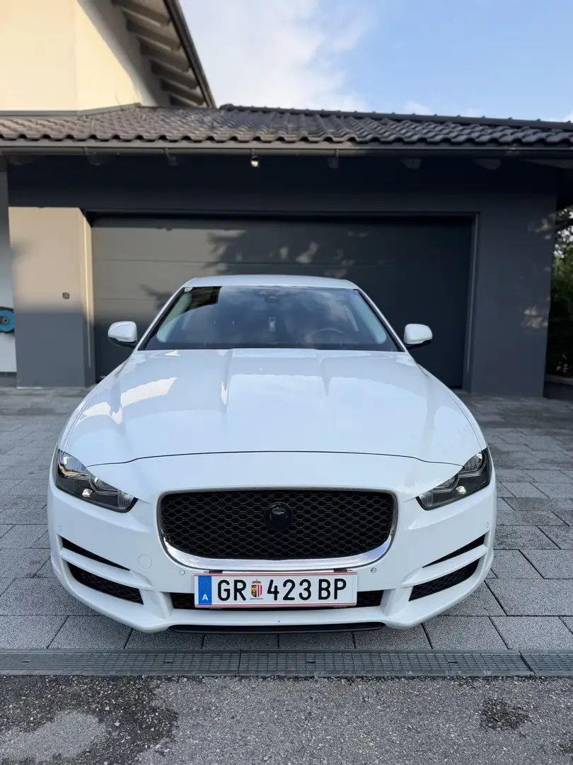 Jaguar XE 20d Prestige Aut. Weiß - 2