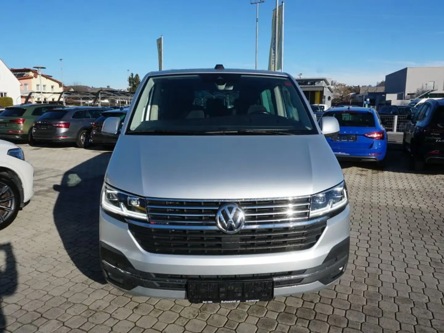 Volkswagen T6.1 Caravelle Kombi LR 2,0 TDI 4Motion DSG *VIRTUAL+AHV+LED* Plateado - 2