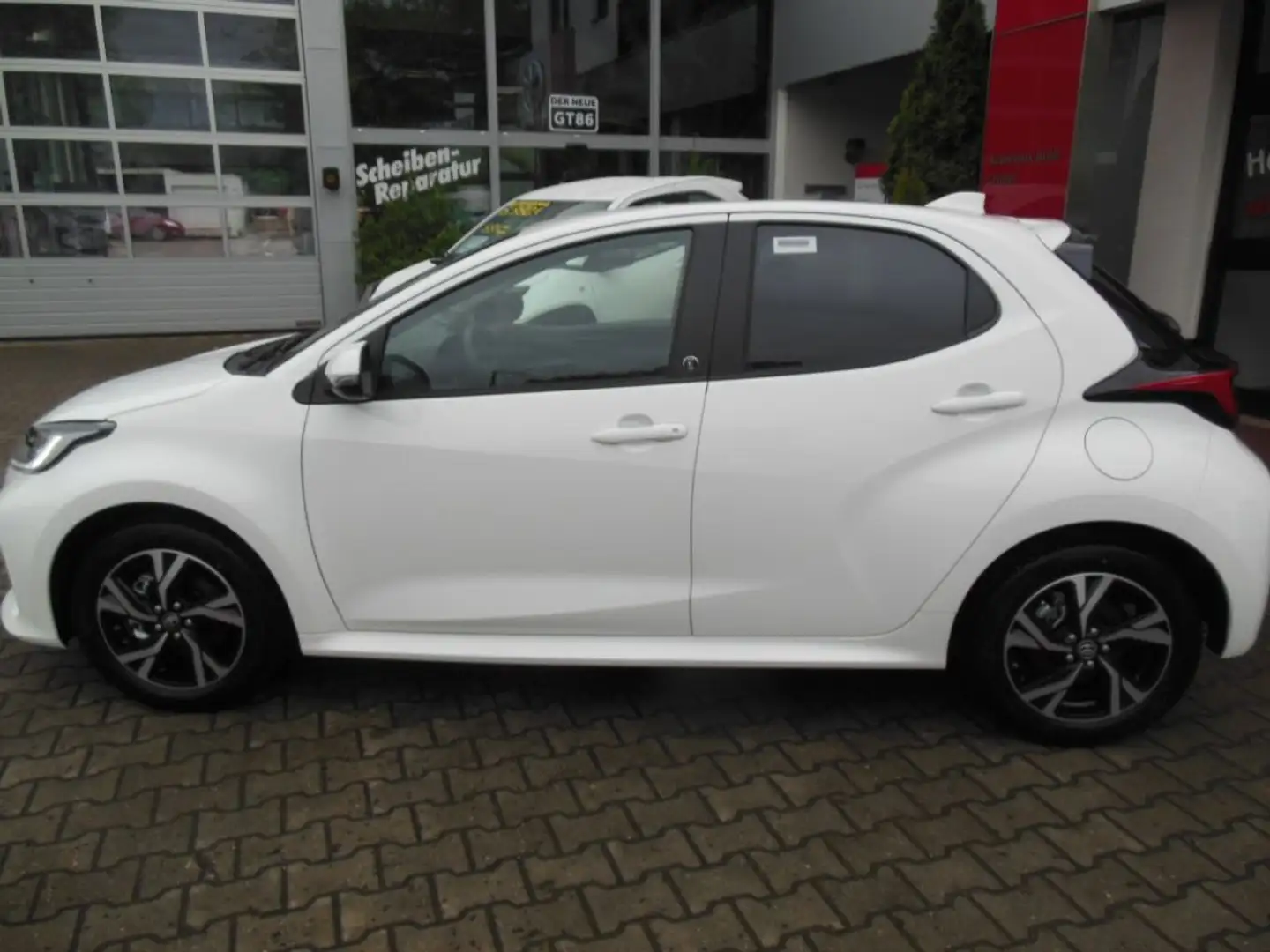 Toyota Yaris Hybrid 116 1.5 VVT-i Team D m. Safety-Paket Weiß - 2