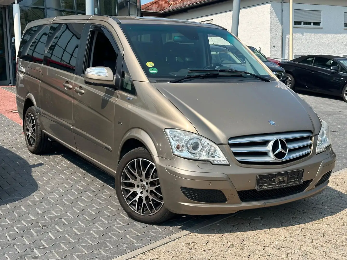 Mercedes-Benz Viano 3.0 CDI Trend Edition lang Beige - 2