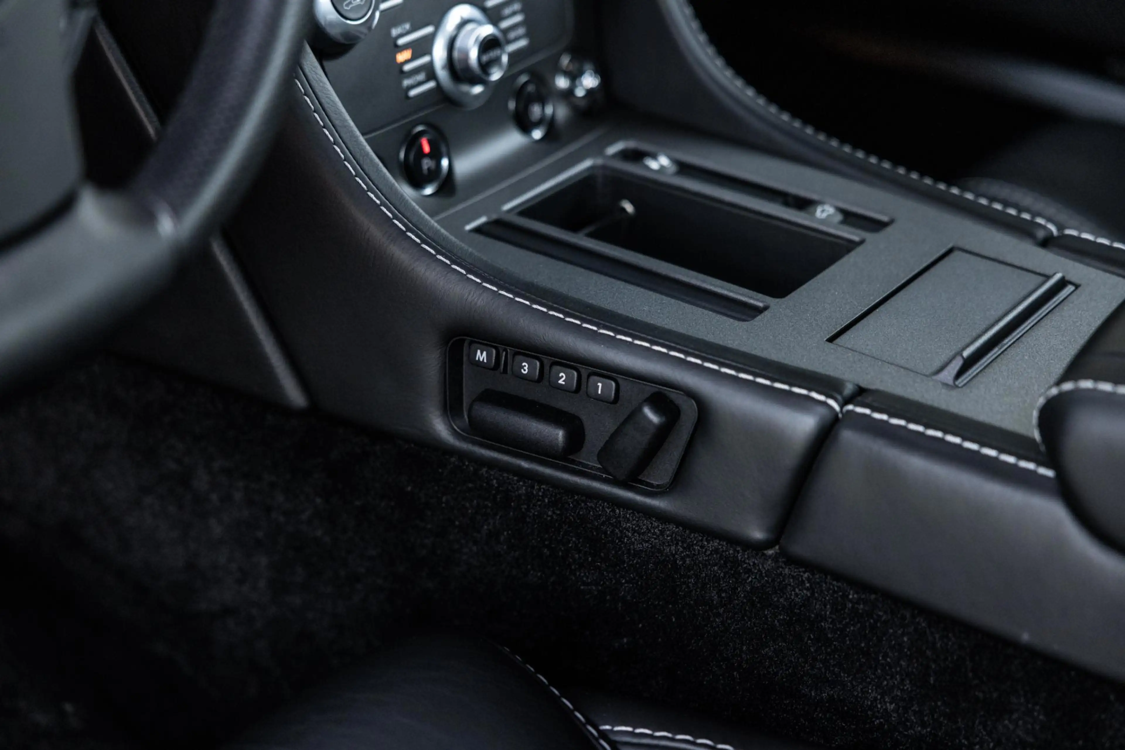 Aston Martin Vantage V8 4.7 V8 Sportshift 426 PK, Kroymans Onderhouden, — photo 11