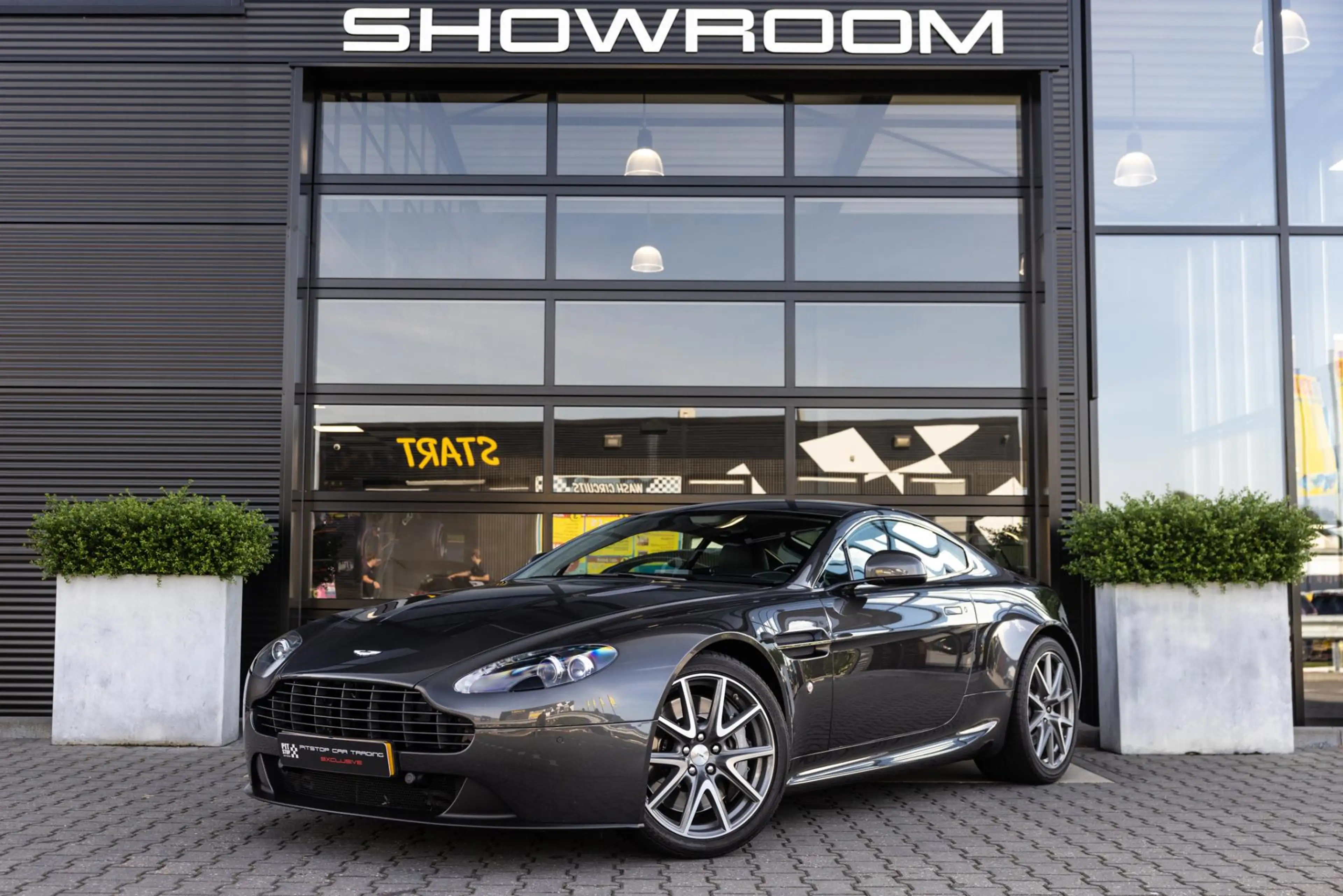 Aston Martin Vantage V8 4.7 V8 Sportshift 426 PK, Kroymans Onderhouden, — photo 2