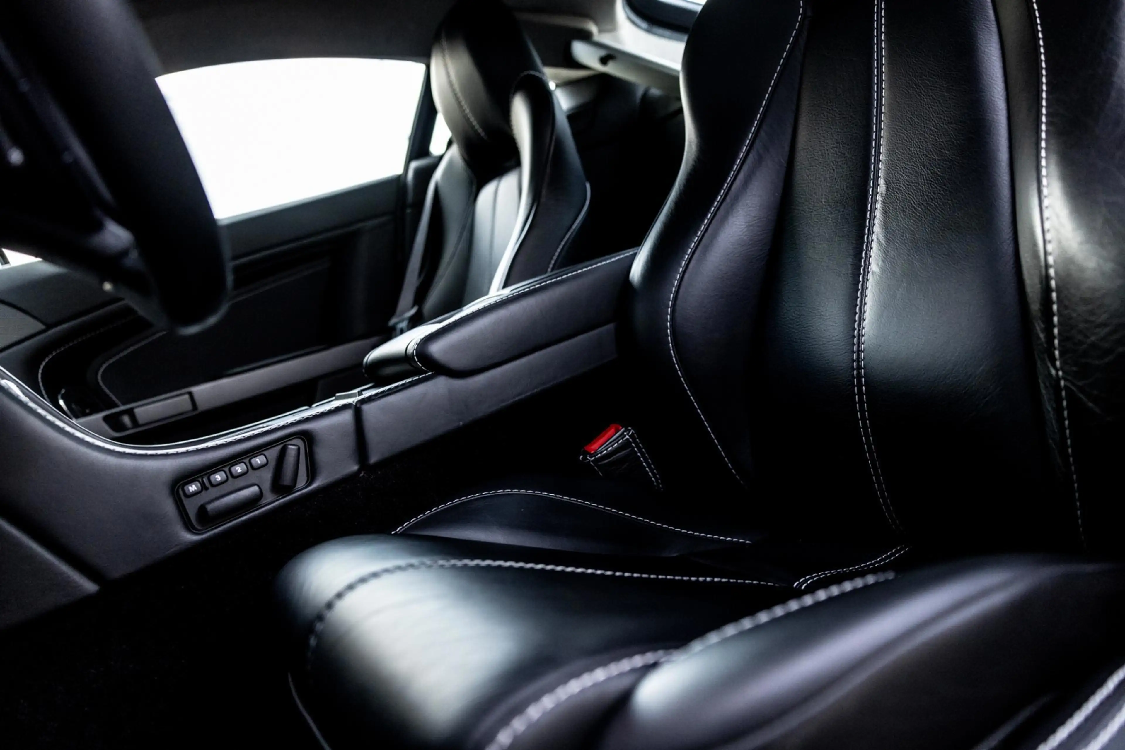 Aston Martin Vantage V8 4.7 V8 Sportshift 426 PK, Kroymans Onderhouden, — photo 9