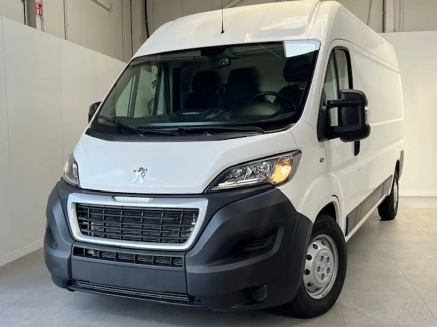 Peugeot Boxer FT 435 L3H2 70 kWu Premium Wit - 2