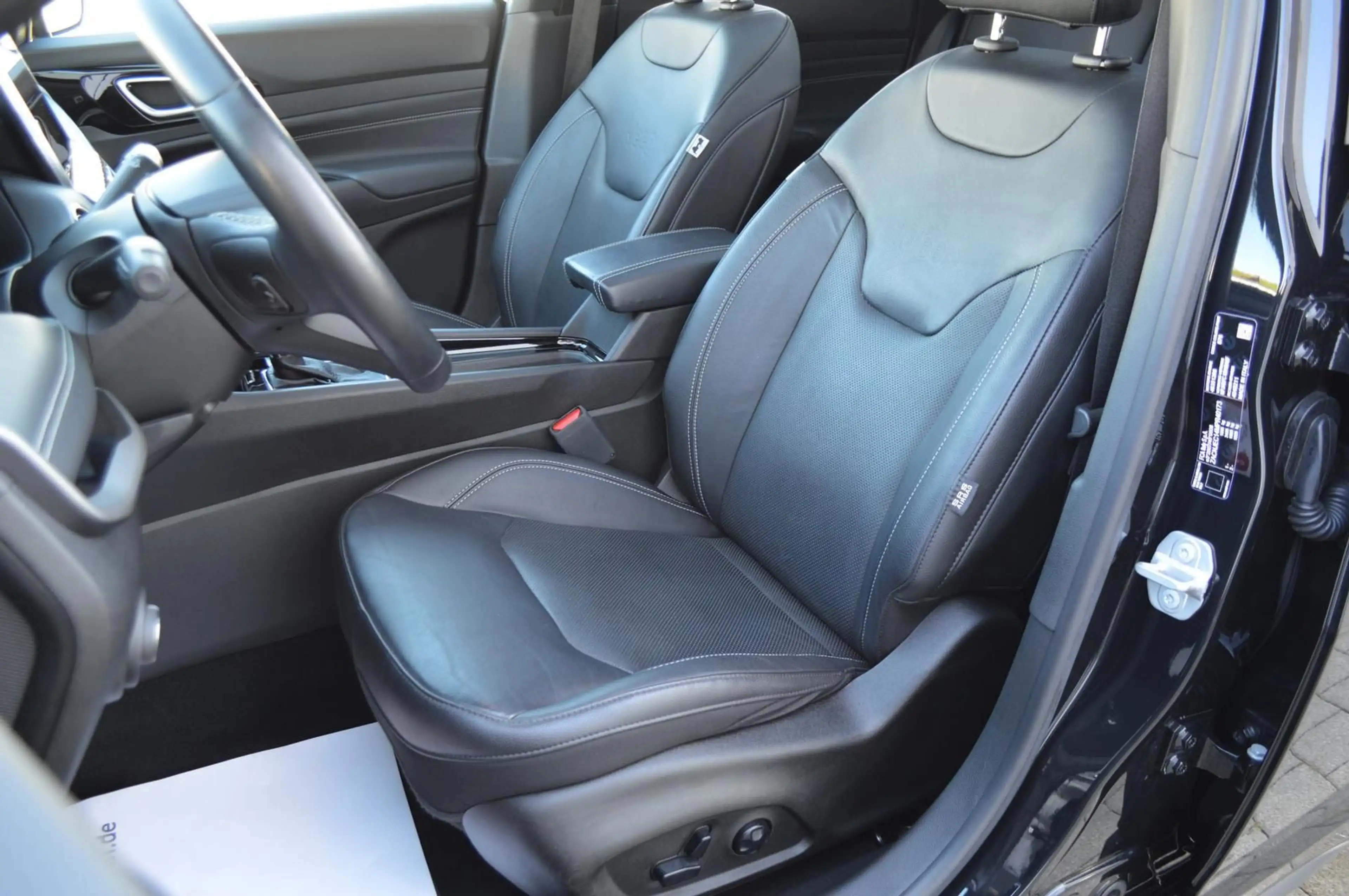 Jeep Compass 80th Anniv.*360°*LED*Leder*Pano*Mem*Virt — photo 13