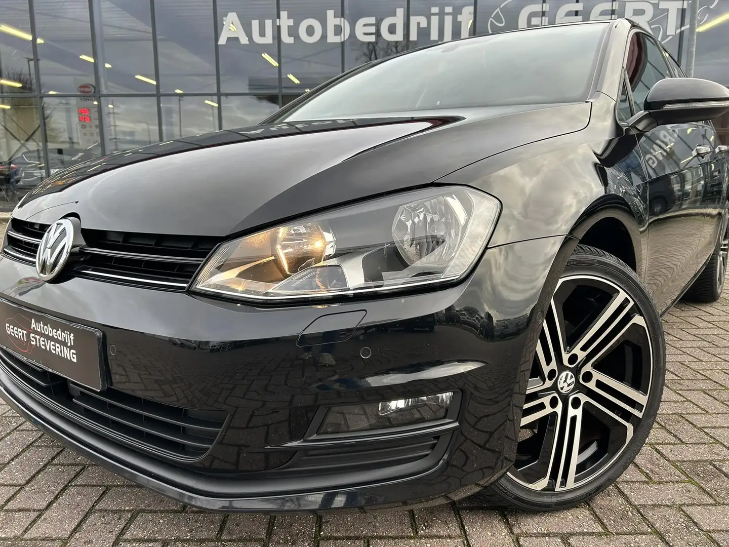 Volkswagen Golf 1.2 TSI DSG / Navi / Adap-cruise / PDC V + A Schwarz - 2