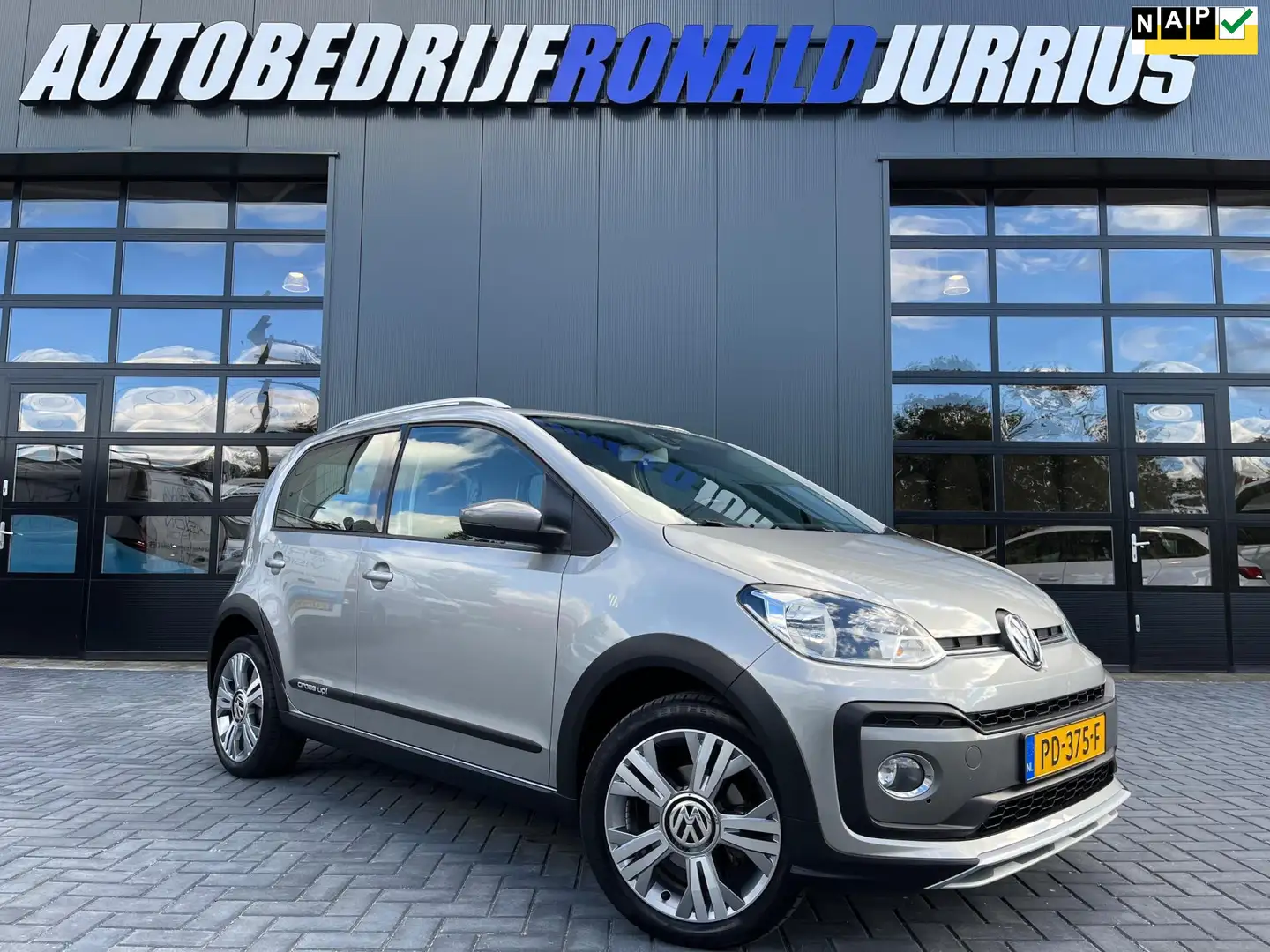 Volkswagen up! 1.0 TSI BMT cross up! Turbo/NL.Auto/Cruise/Airco/D Grijs - 1