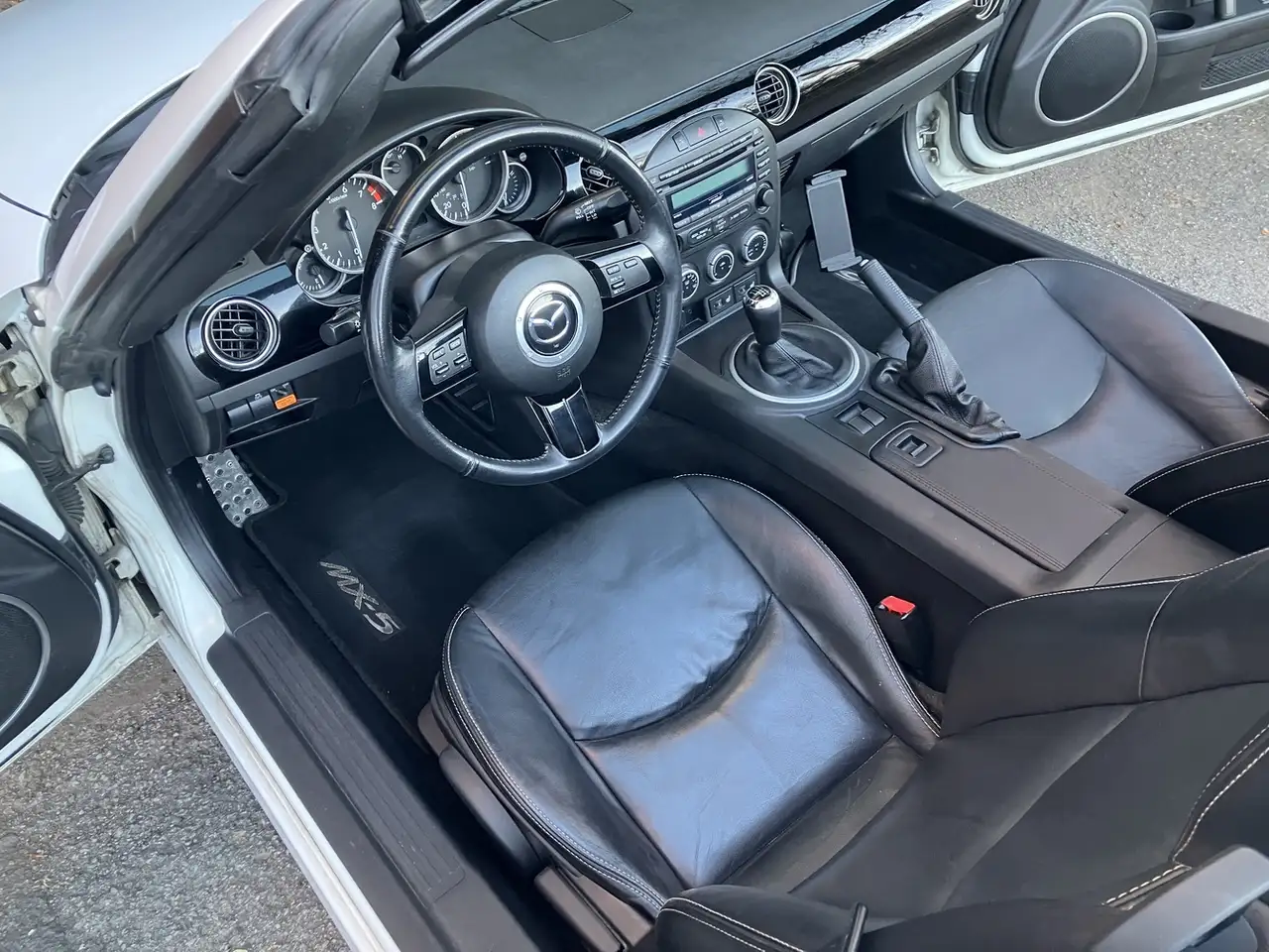 Mazda MX-5 Miata снимка Mazda MX-5 Miata