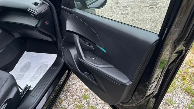Peugeot 2008 view 11