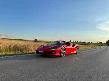 Ferrari F8 Spider rosso corsa - Lift, unfallfrei, 1. Hd, Garantie bis 10/27