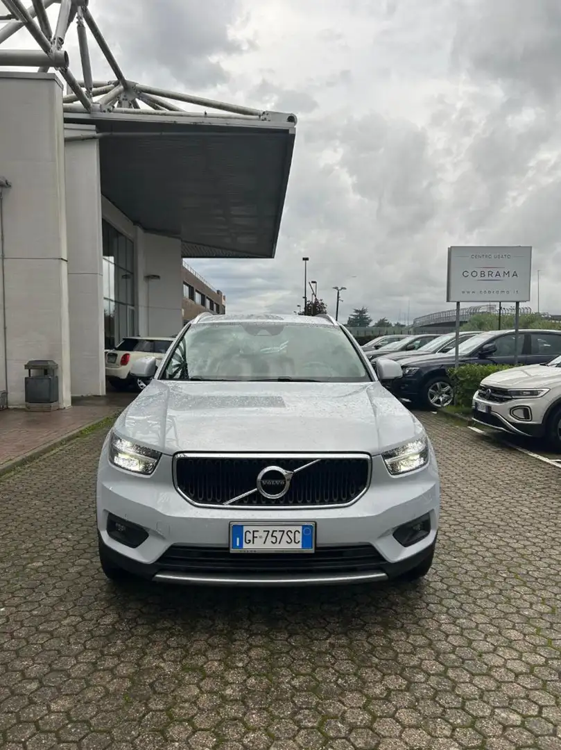 Volvo XC40 T2 Geartronic MOMENTUM PRO NEO PATENTATO Plateado - 1