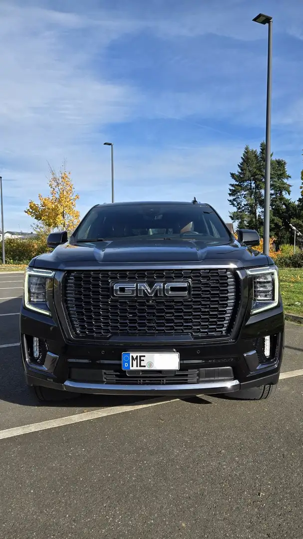 GMC Yukon Denali Schwarz - 1
