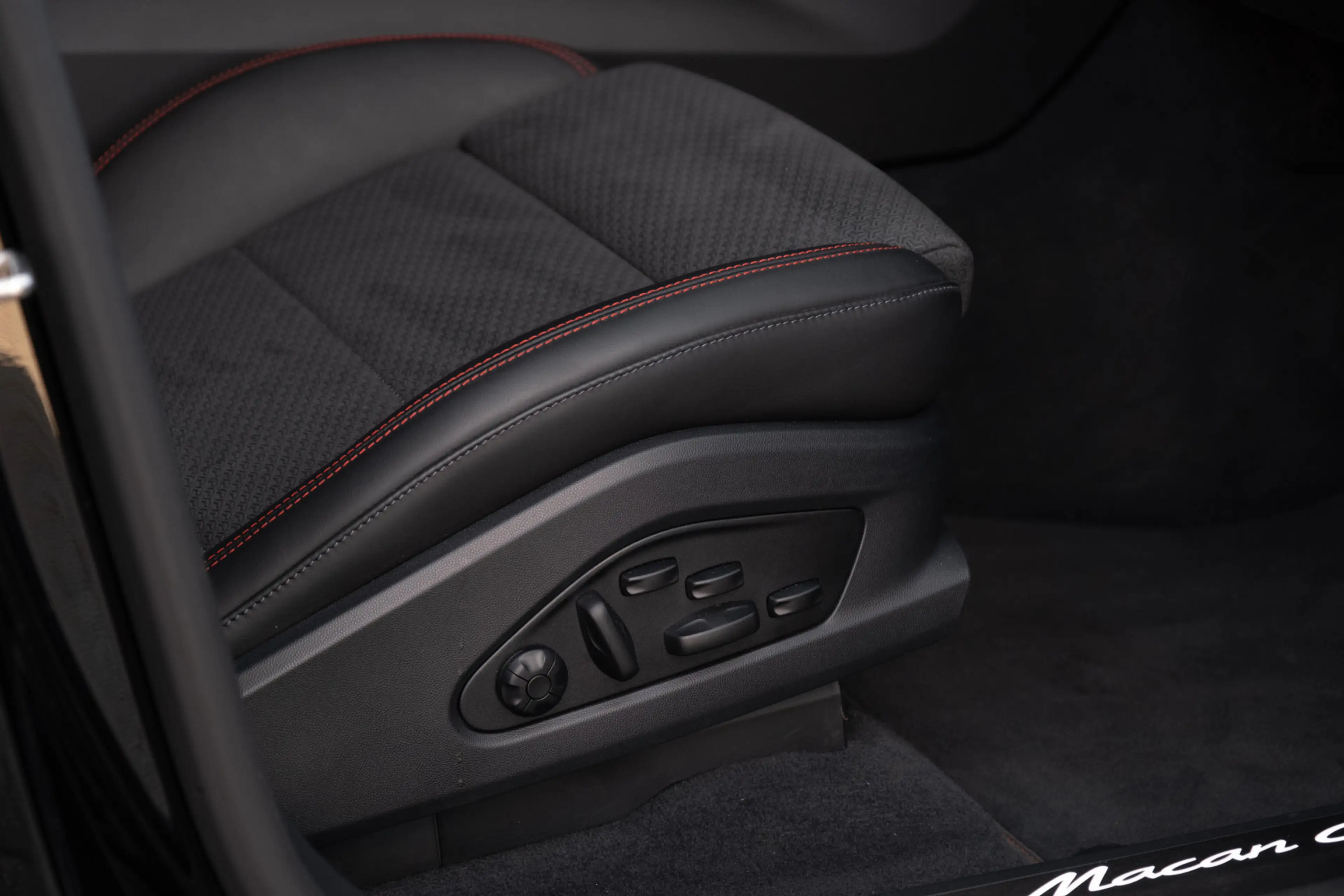 Porsche Macan GTS 18 Voudige Sportstoelen / 22 inch / Sport Desi — photo 35