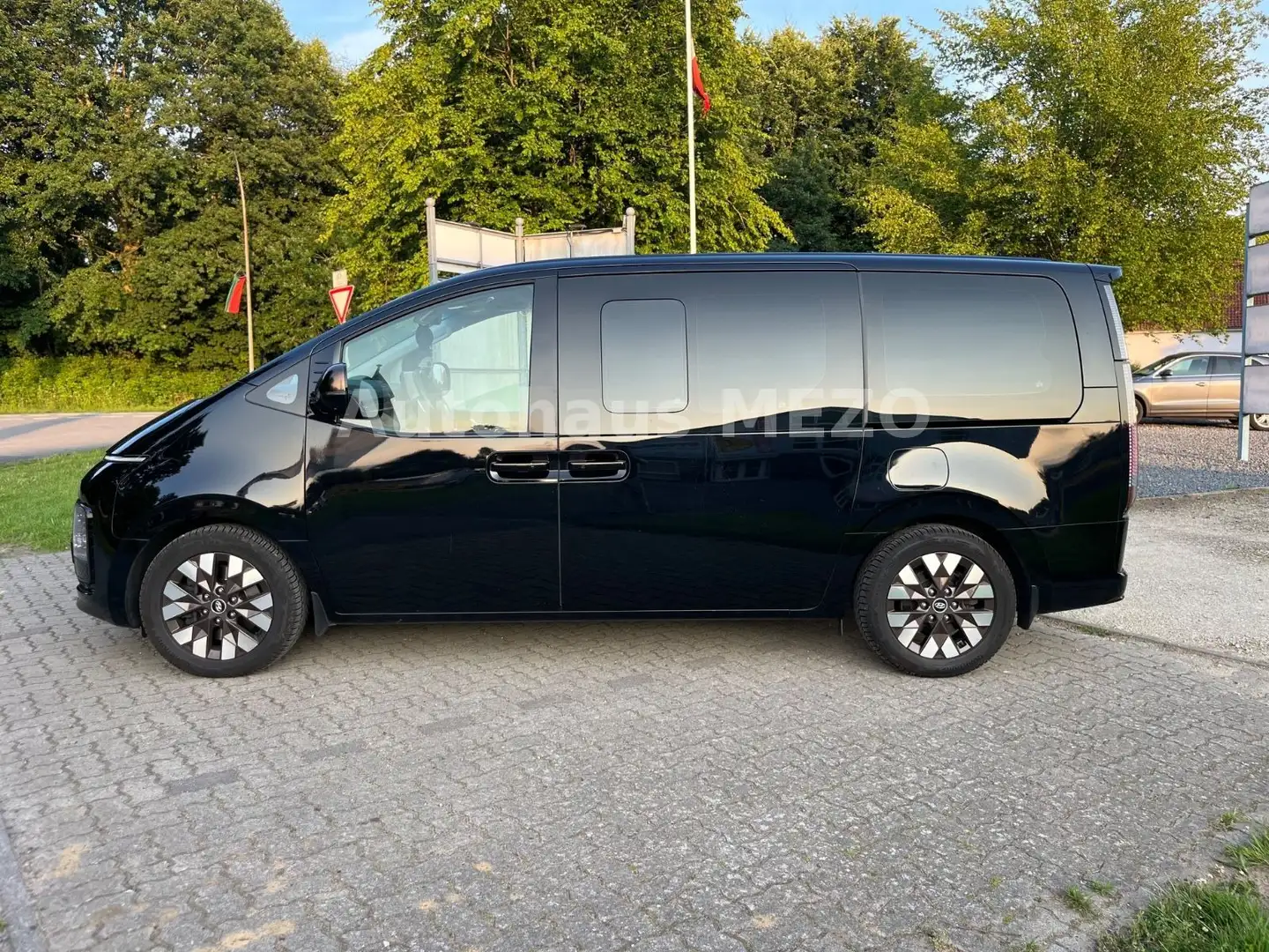 Hyundai STARIA Signature 2.2CRDI/360°Kamera/ 7 Sitzer/ Schwarz - 2