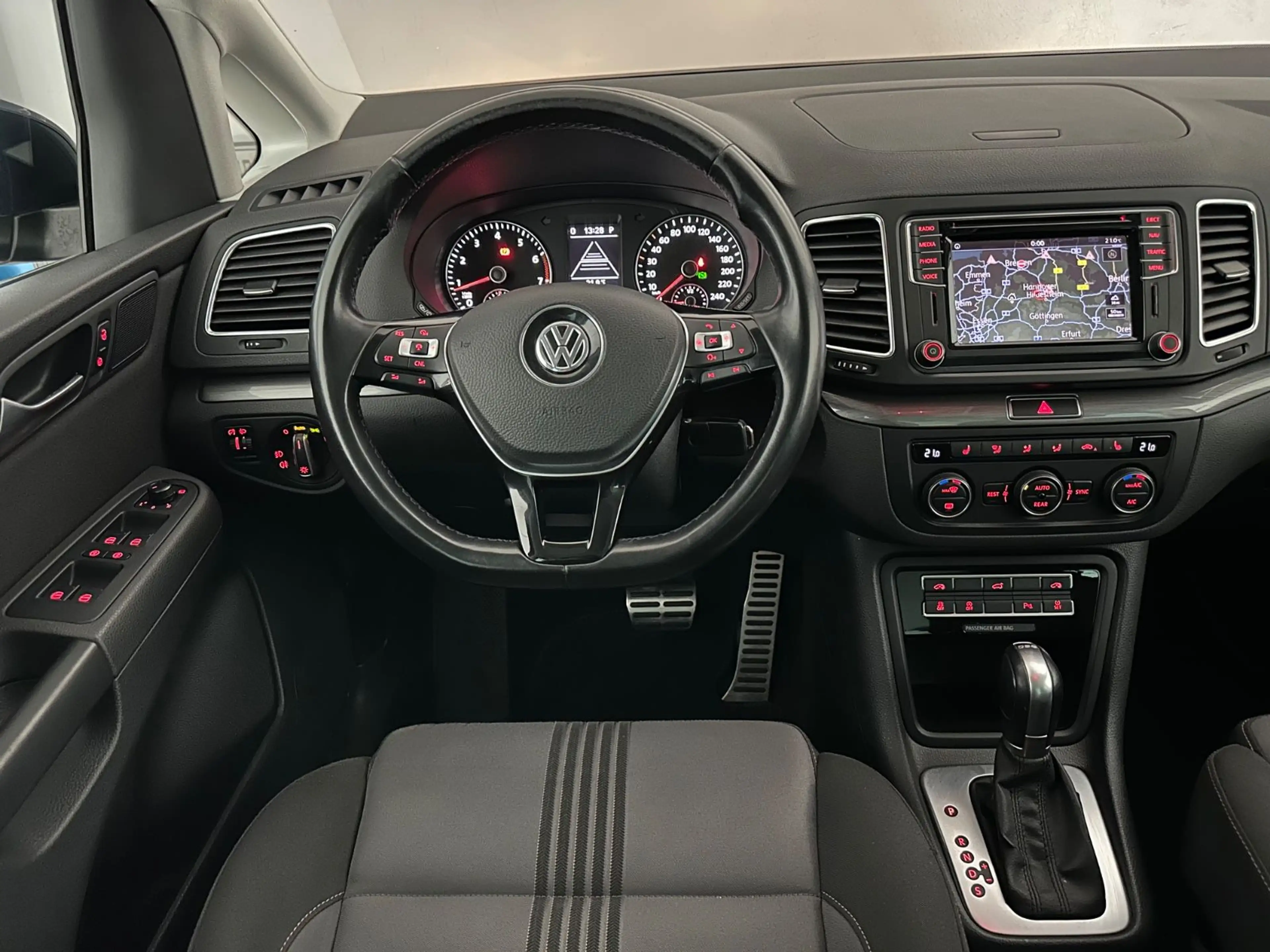Volkswagen Sharan Allstar BMT/DSG/Navi/ACC/AHK/SHZ/PDC — photo 27