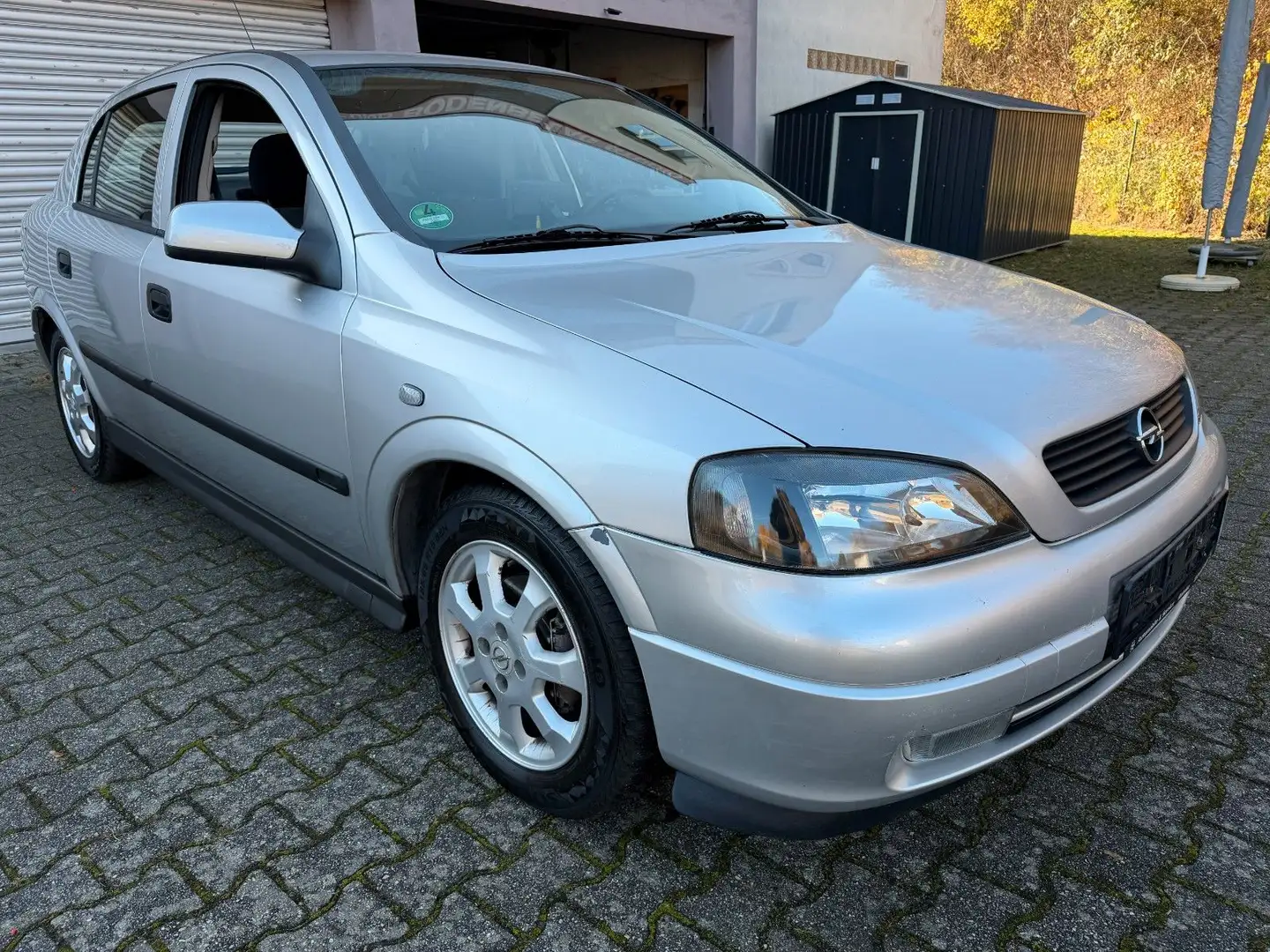 Opel Astra 1.6 Automatik Silber - 1