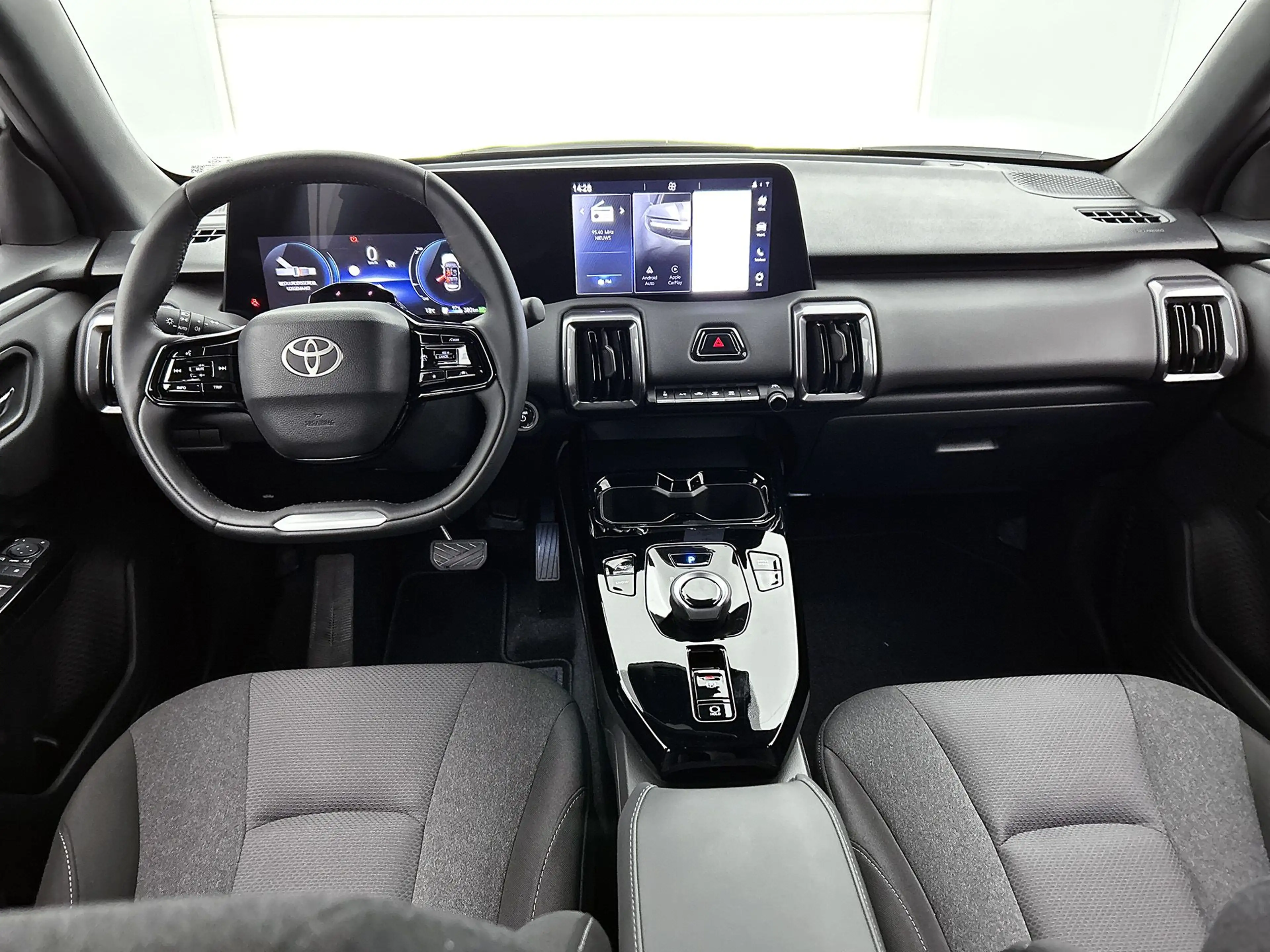 Toyota Urban Cruiser Dynamic 61 kWh EV-Deal — photo 4