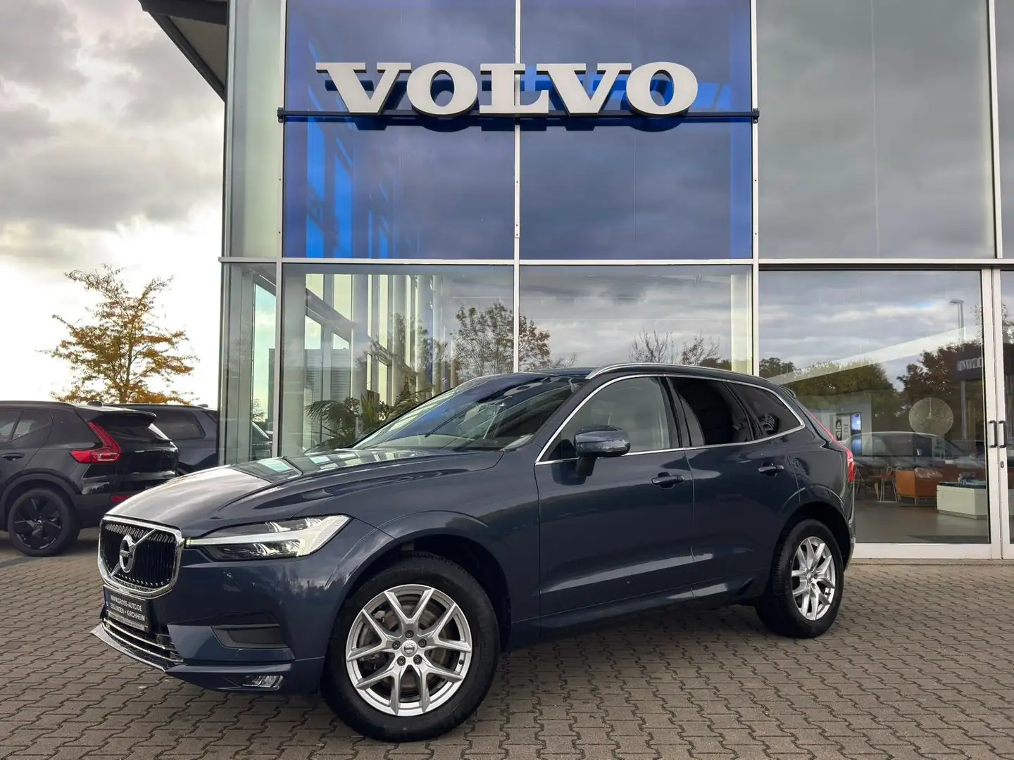 Volvo XC60 D4 Momentum Pro AWD Blau - 1