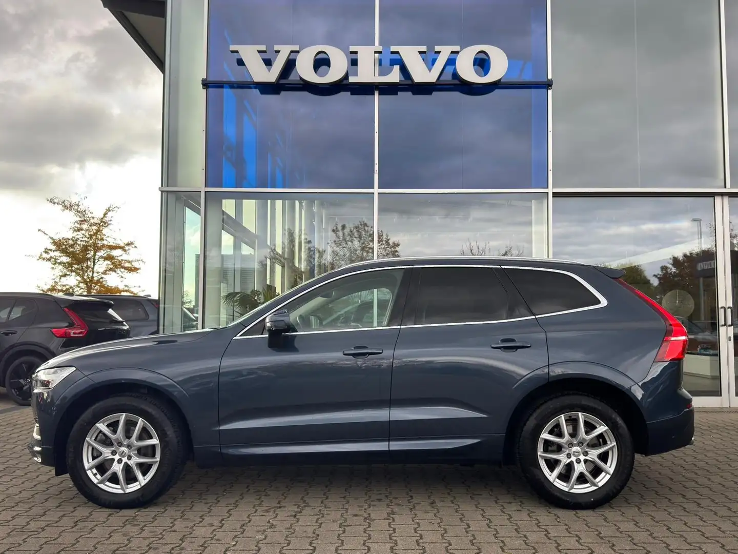 Volvo XC60 D4 Momentum Pro AWD Blau - 2