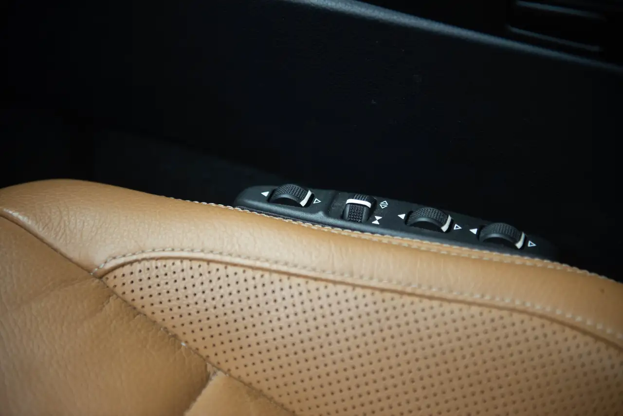Mercedes-Benz E-Class снимка Mercedes-Benz E-Class