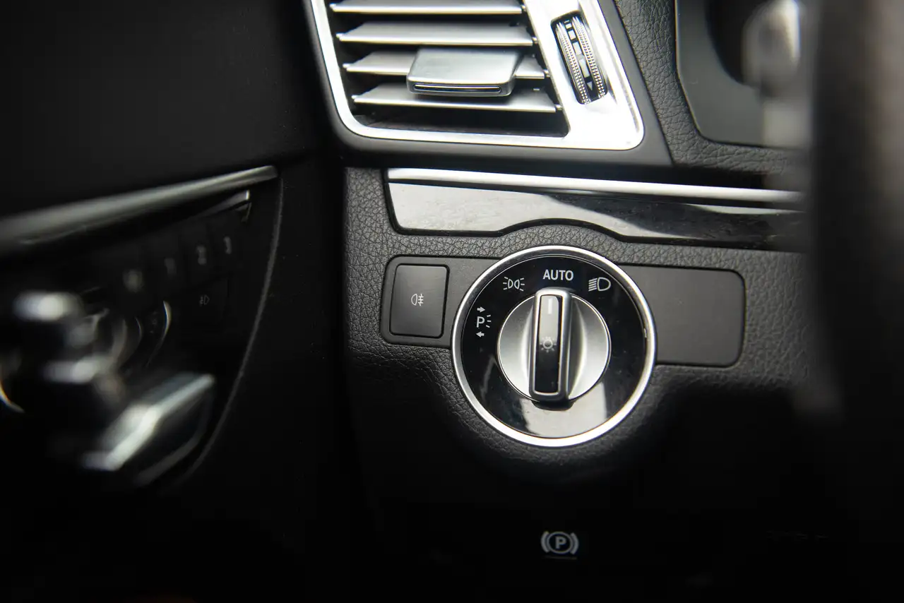 Mercedes-Benz E-Class снимка Mercedes-Benz E-Class