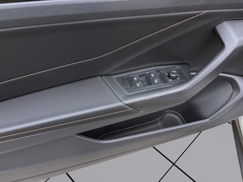 Volkswagen T-Roc 1.5 TSI DSG R-LINE EDITION KARMA — photo 11